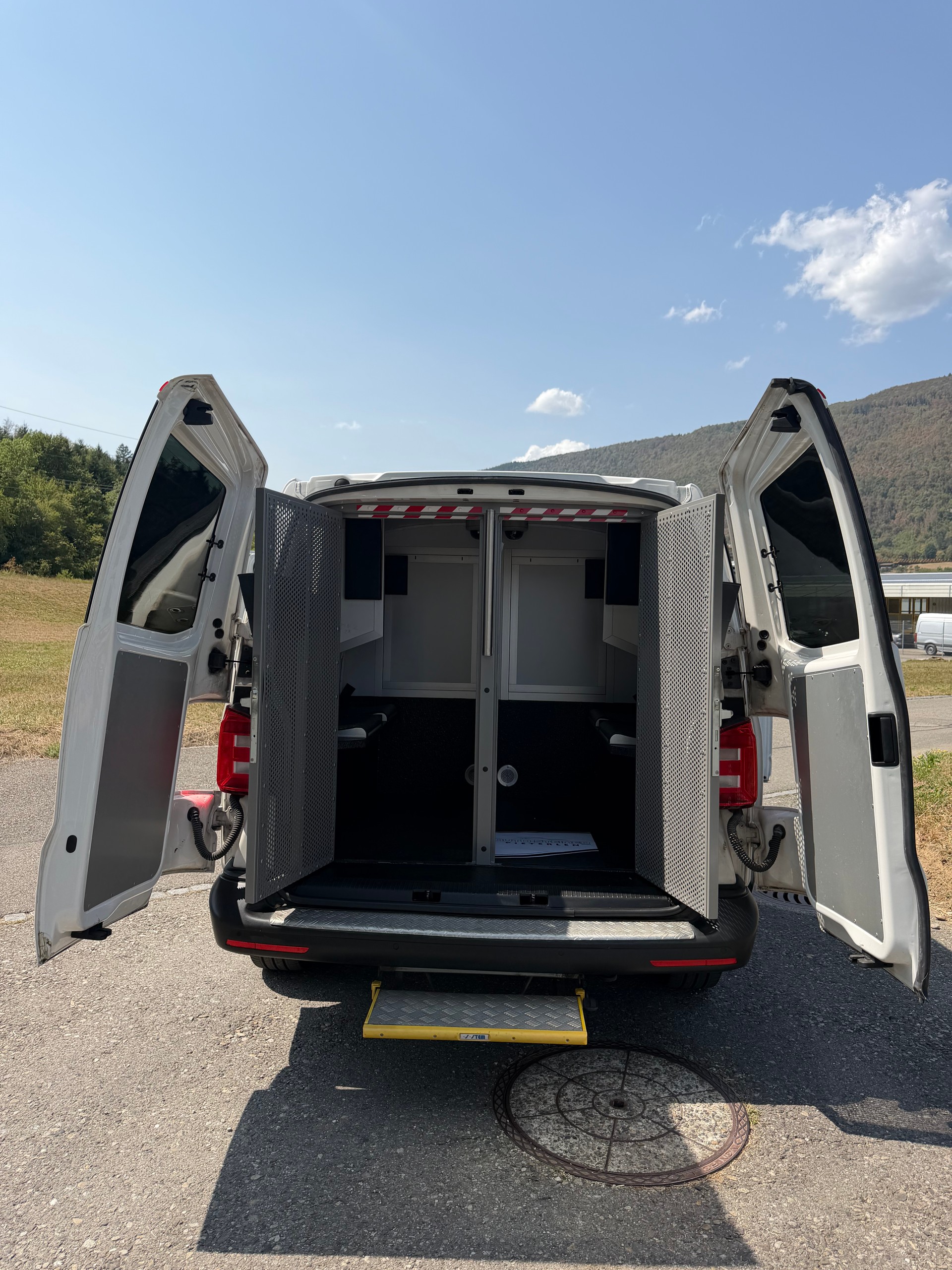 VW 4X4 "ZELLENWAGEN" T6 2.0 Bi-TDI 4-MOTION. AUTOMAT. EX POLICE. TOP AUSSTATTUNG. GEFÄNGNISWAGEN !! 240 PS. PREIS 23`900.--image-37