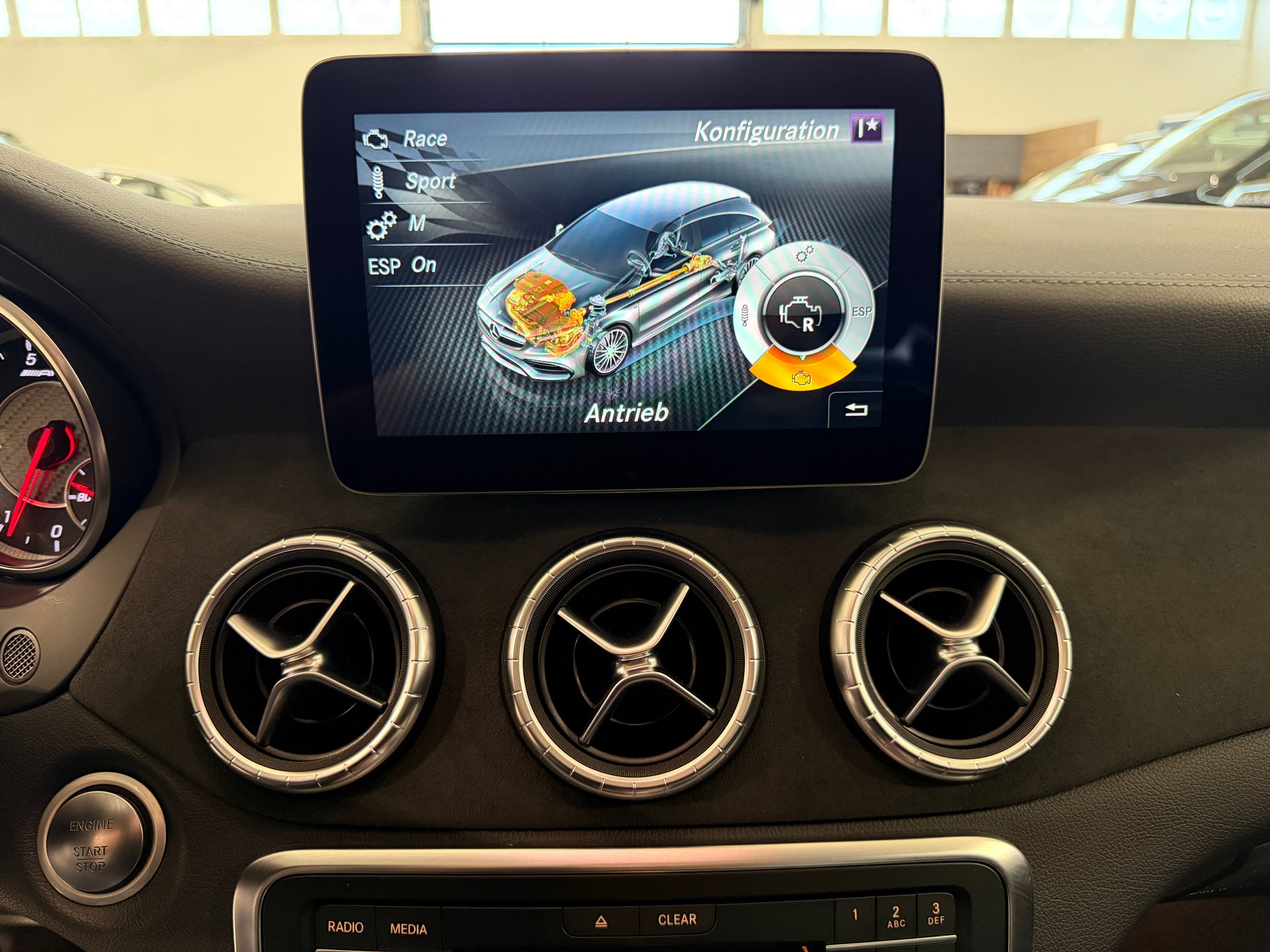 MERCEDES-BENZ CLA Shooting Brake 45 AMG 4Matic Speedshift-image-25