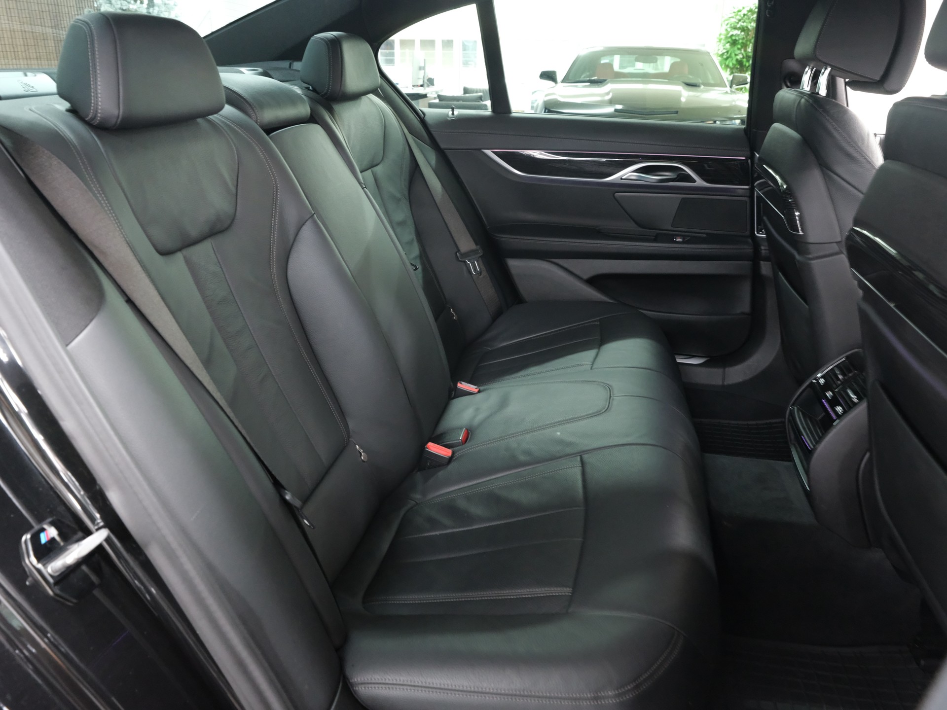BMW 730d xDrive 48V M Sport Steptronic *Driving Assistant Professional* *Parking Assistant Plus*-image-17