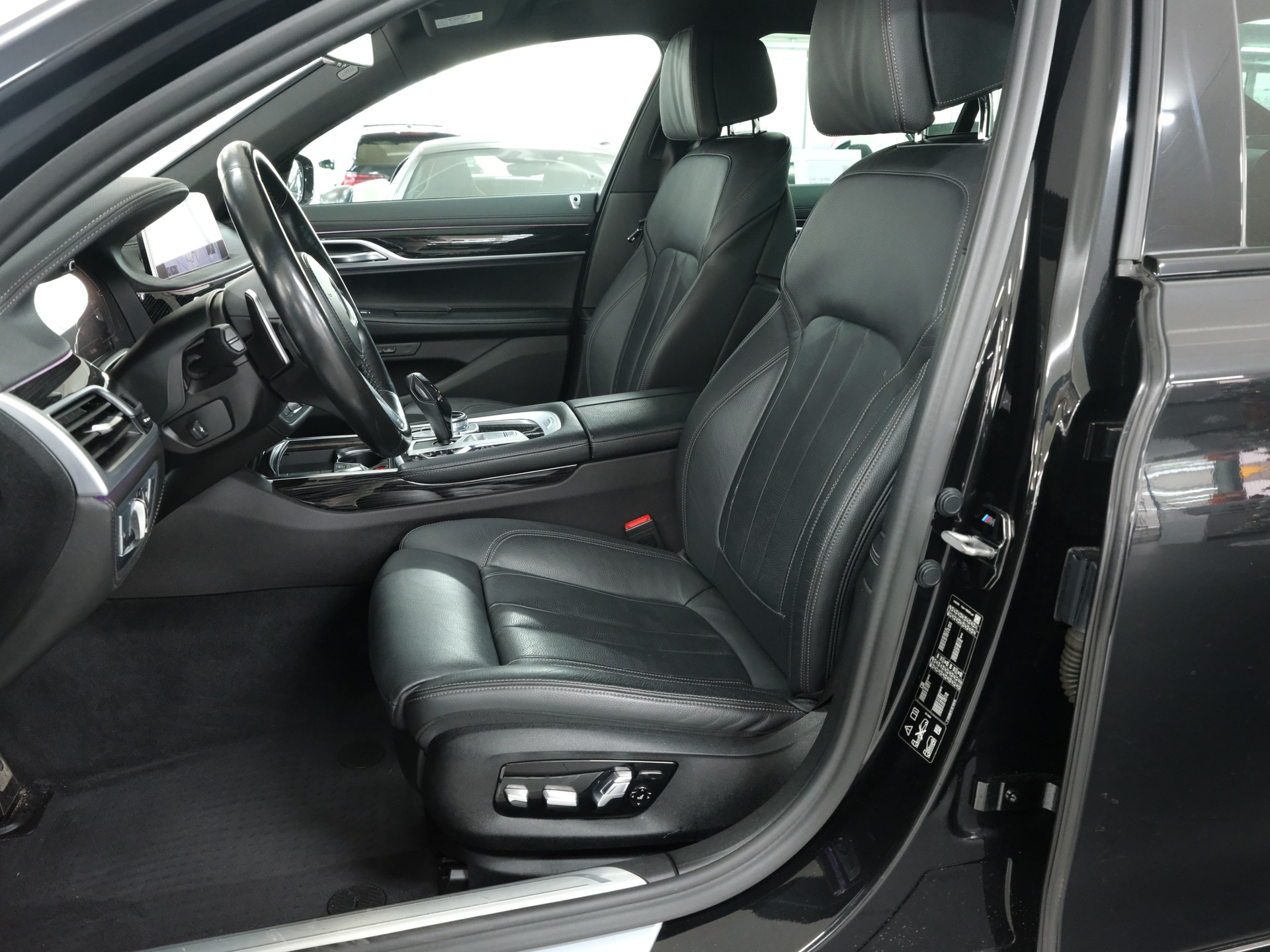 BMW 730d xDrive 48V M Sport Steptronic *Driving Assistant Professional* *Parking Assistant Plus*-image-12