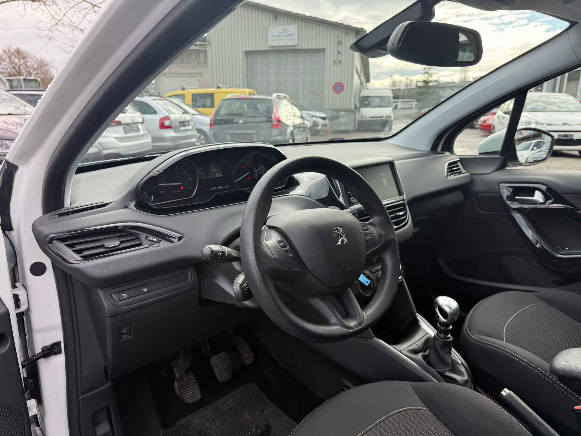 PEUGEOT 208 1.2 PureTech Active-image-9