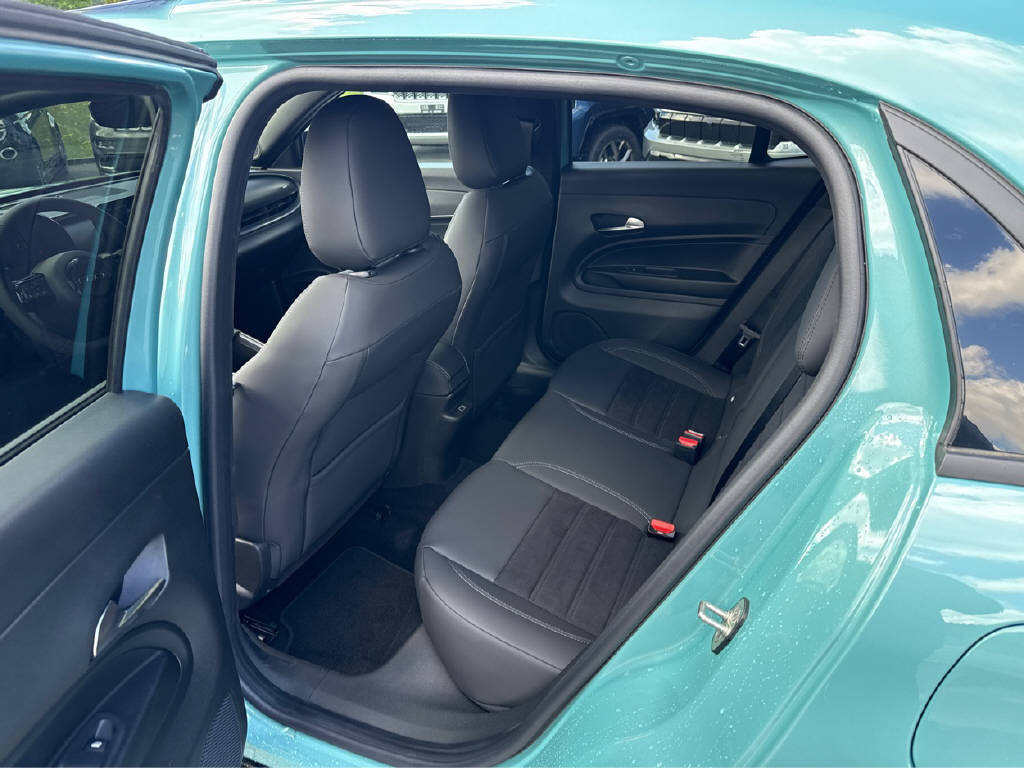 FIAT 600 1.2 Hybrid 145 Sport-image-9