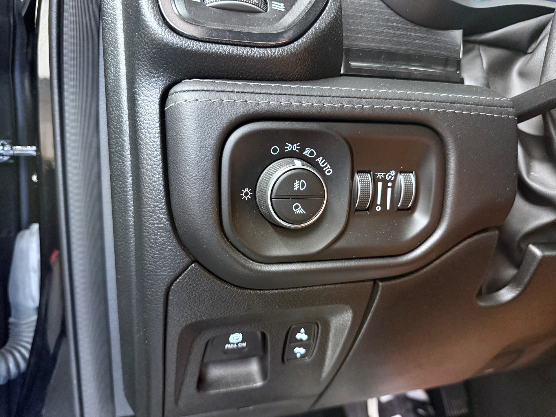 DODGE 1500 "ALL BLACK"-image-28