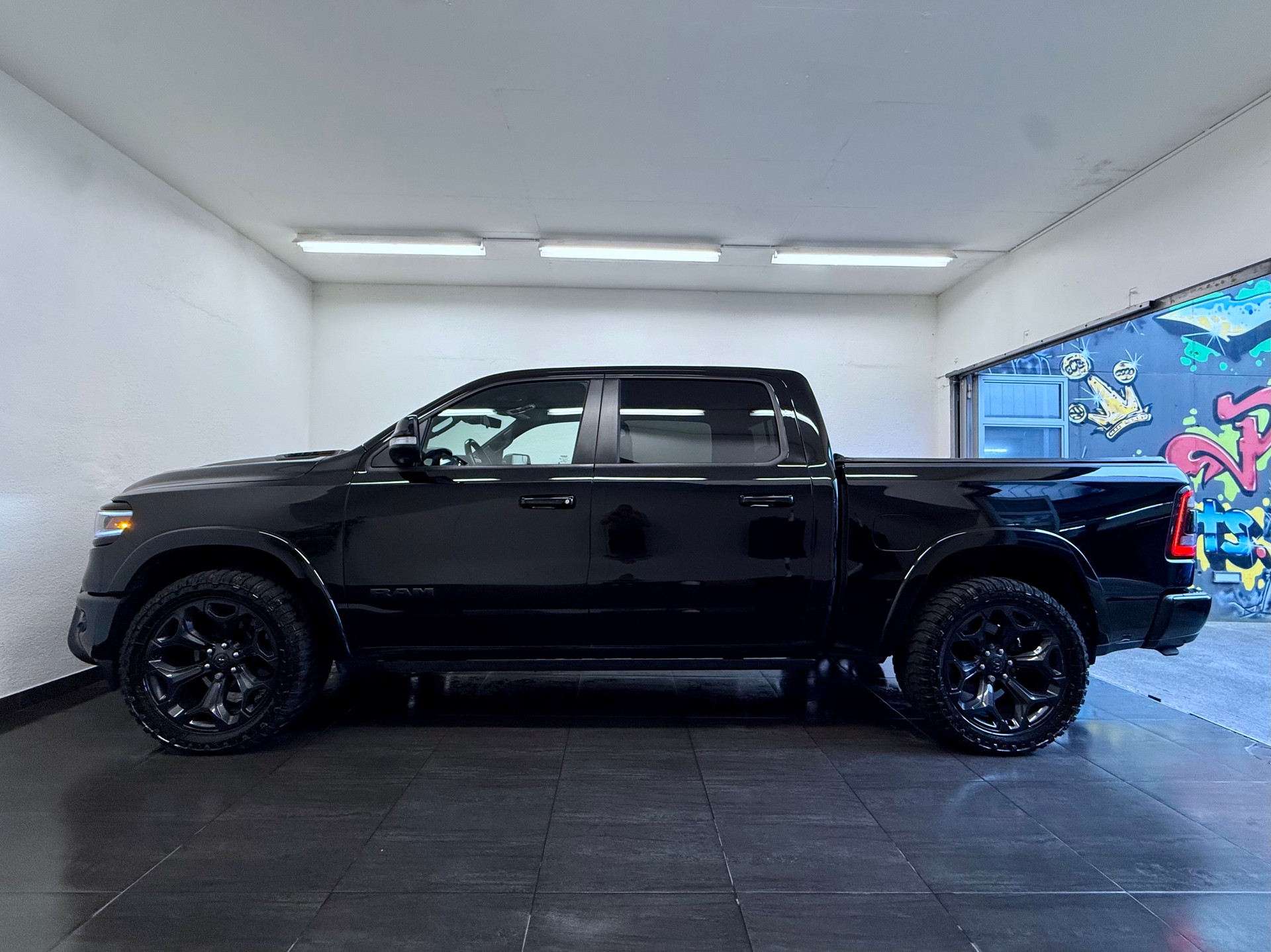DODGE 1500 "ALL BLACK"-image-9