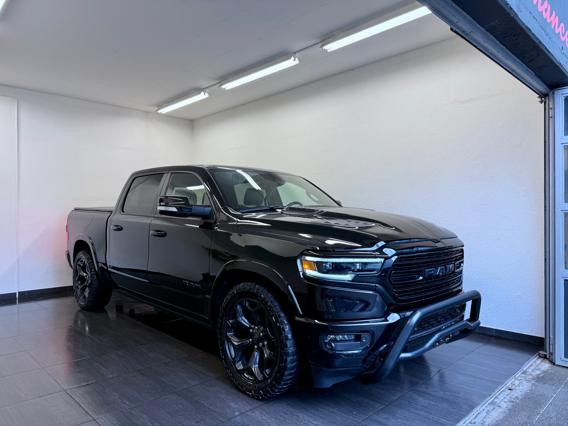DODGE 1500 "ALL BLACK"-showroom-element-1