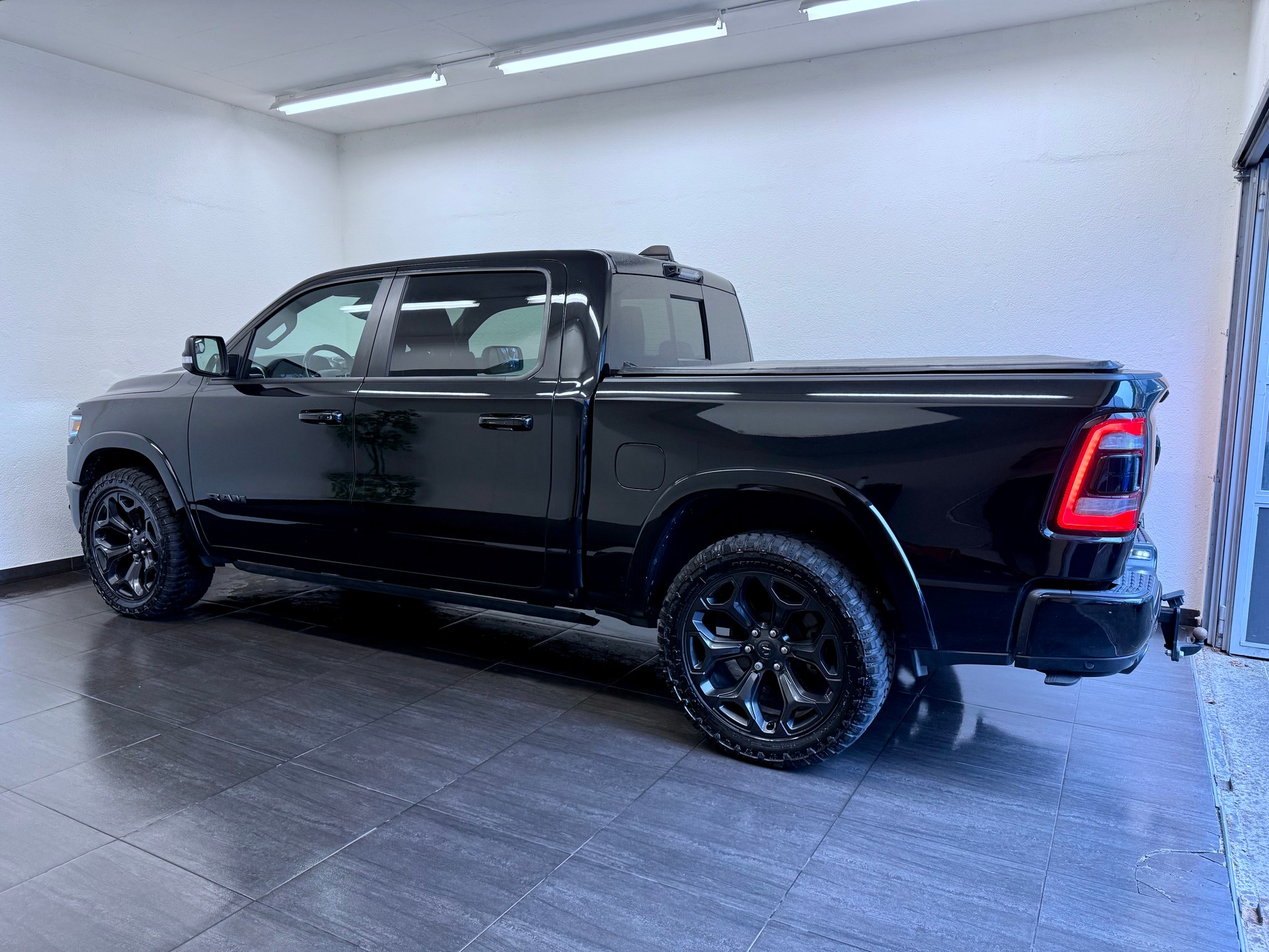 DODGE 1500 "ALL BLACK"-image-10