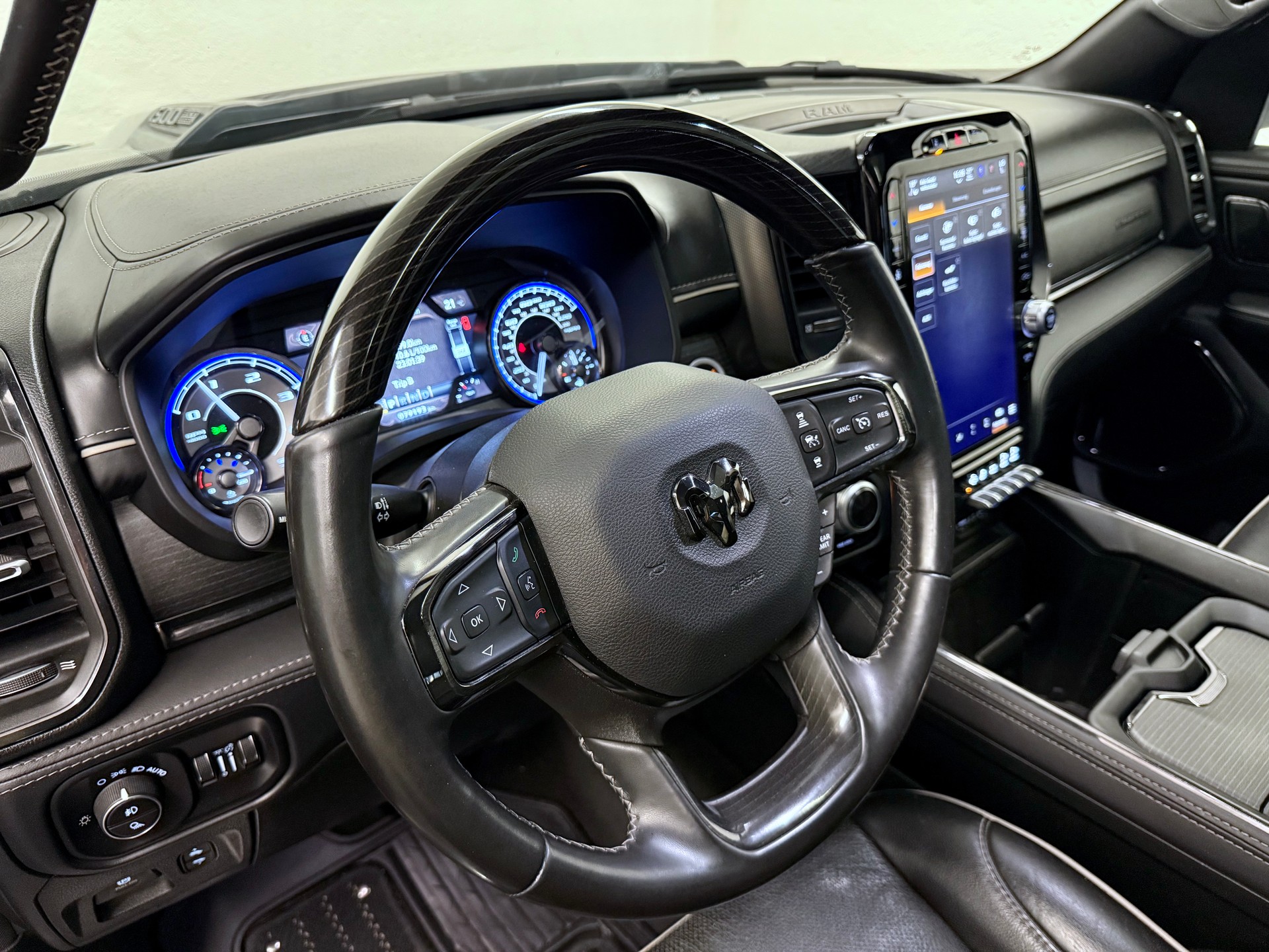 DODGE 1500 "ALL BLACK"-image-16