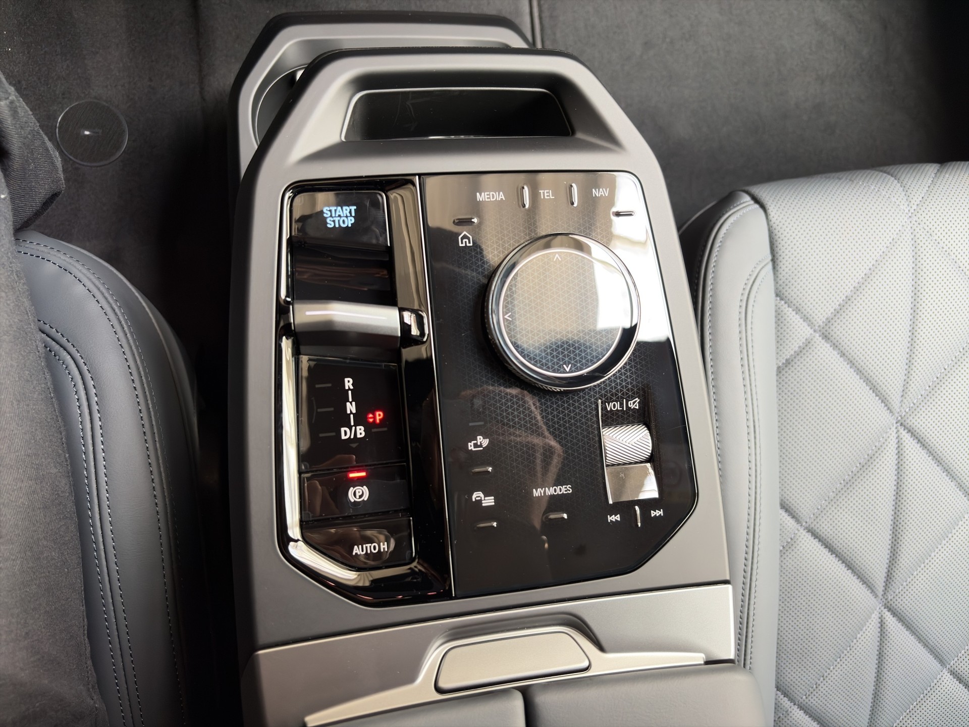 BMW iX xDrive45 M Sport-image-14