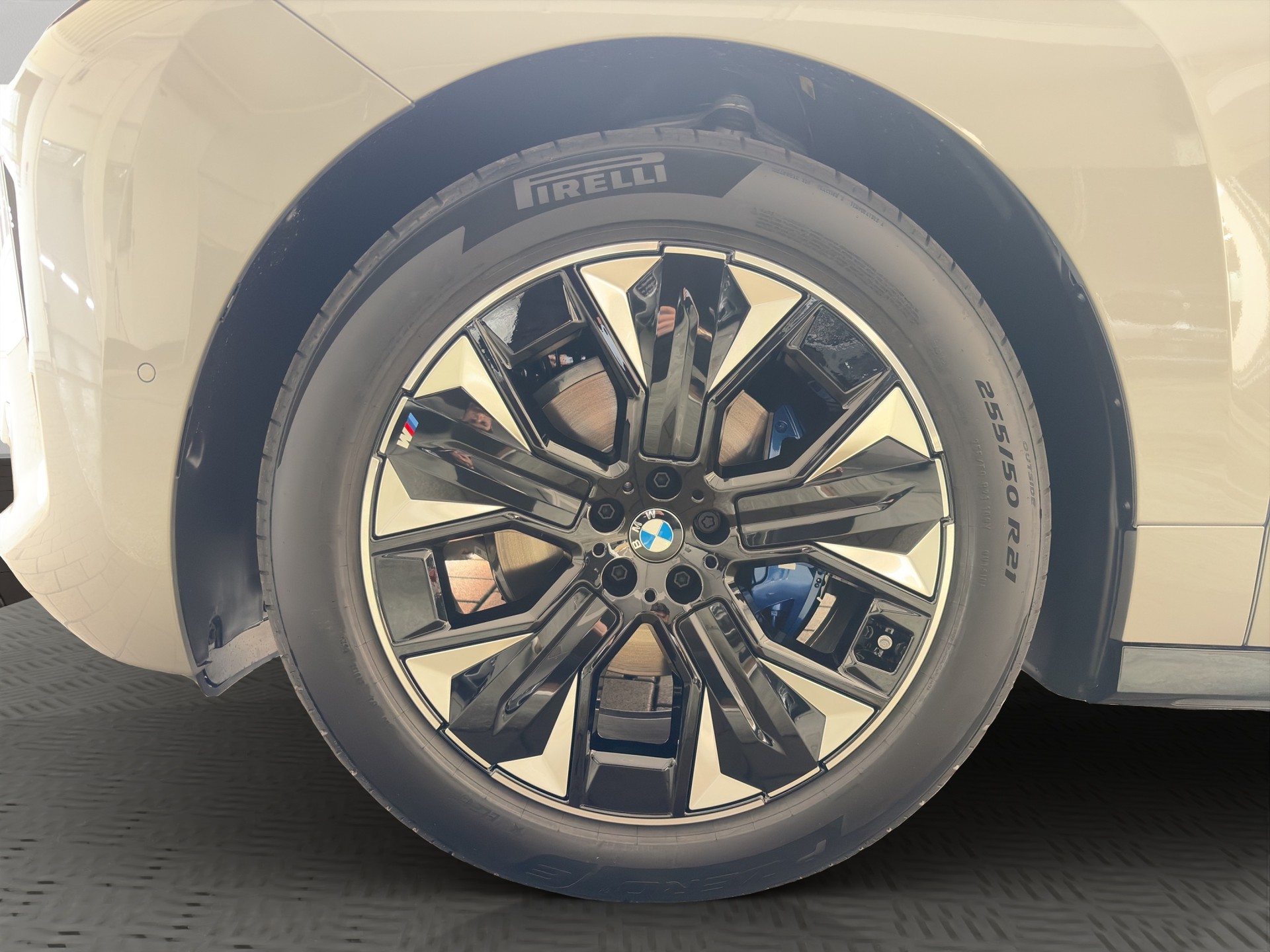 BMW iX xDrive45 M Sport-image-8