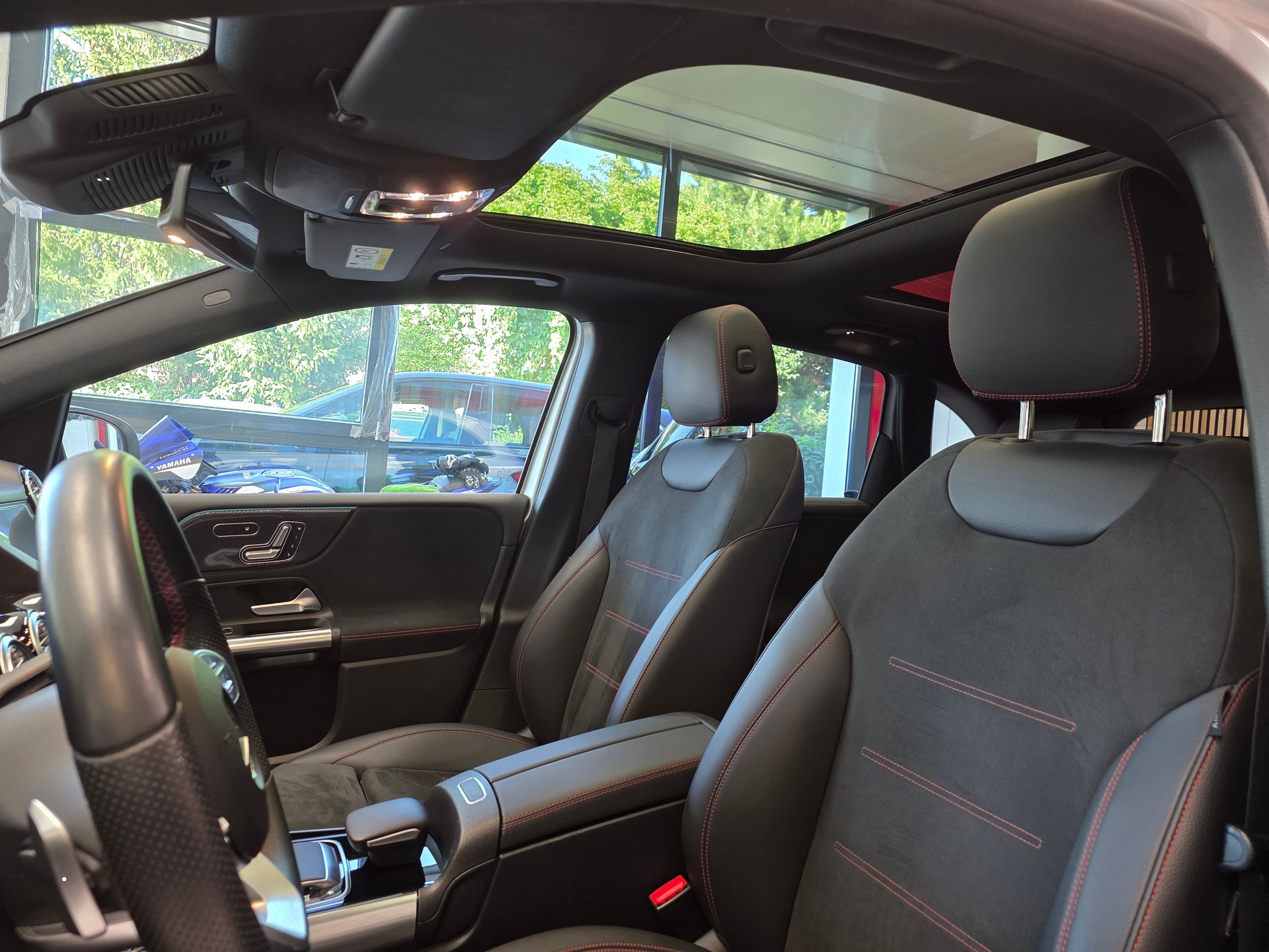 MERCEDES-BENZ B 250 AMG Line 4matic-image-4