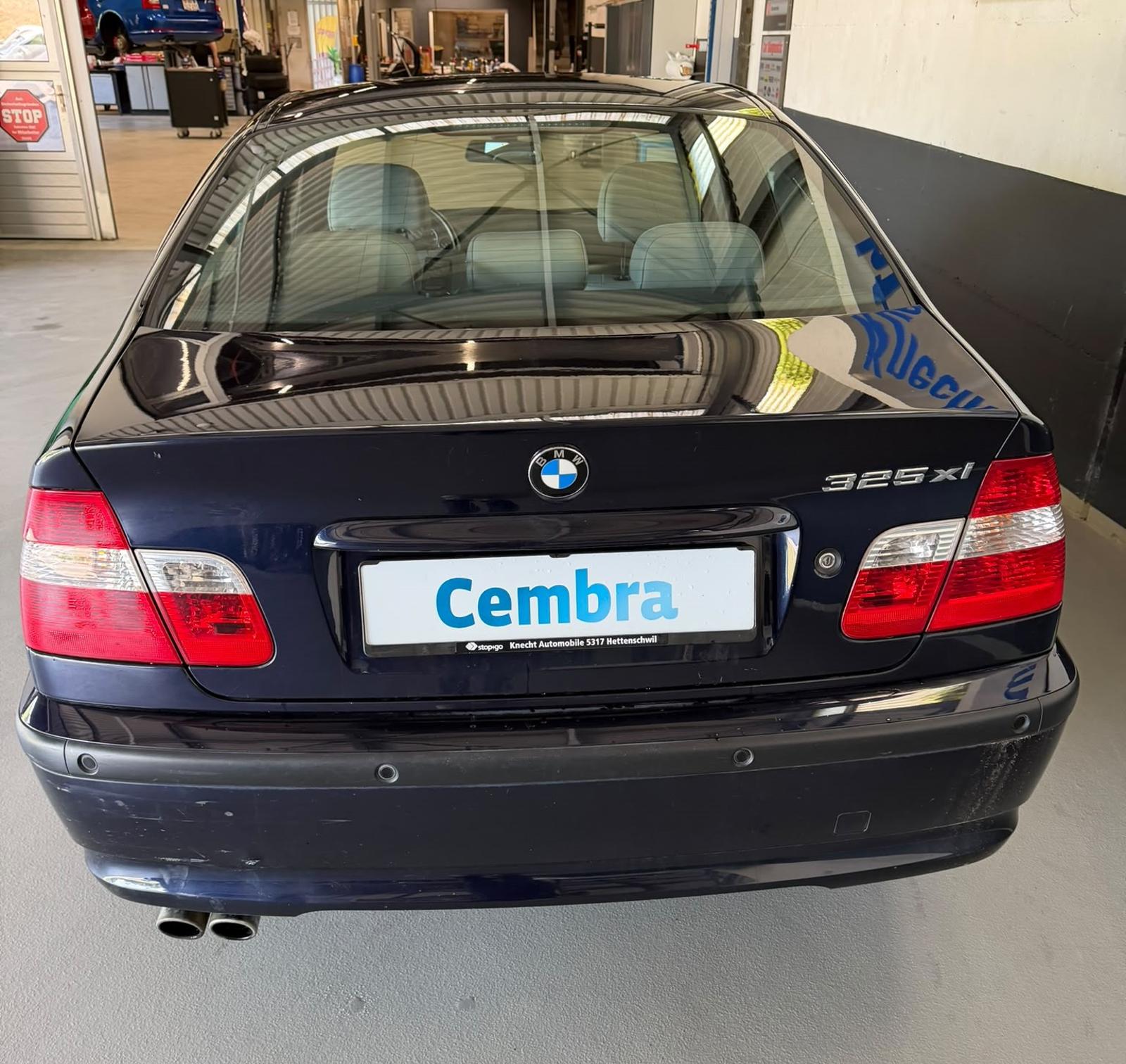 BMW 325xi-image-8