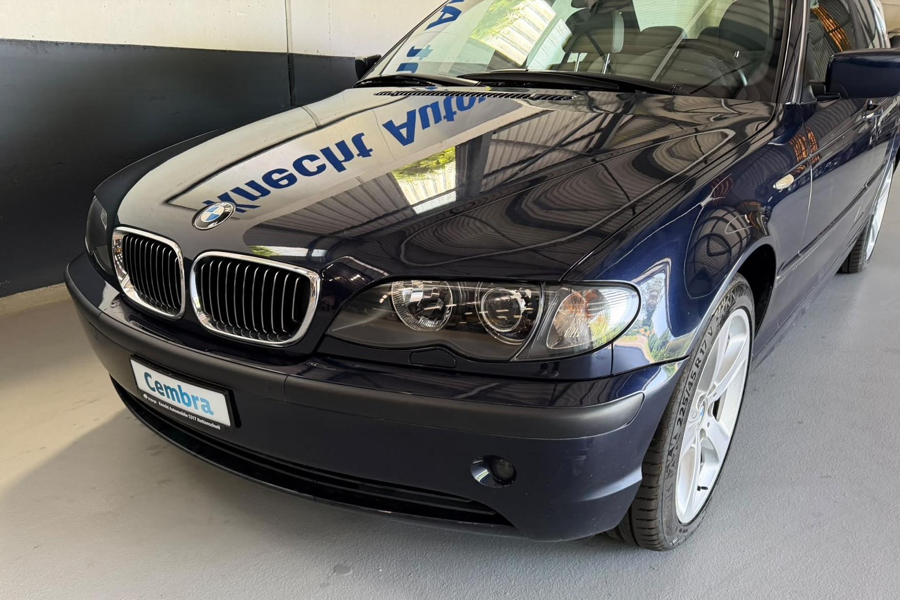 BMW 325xi-showroom-element-3