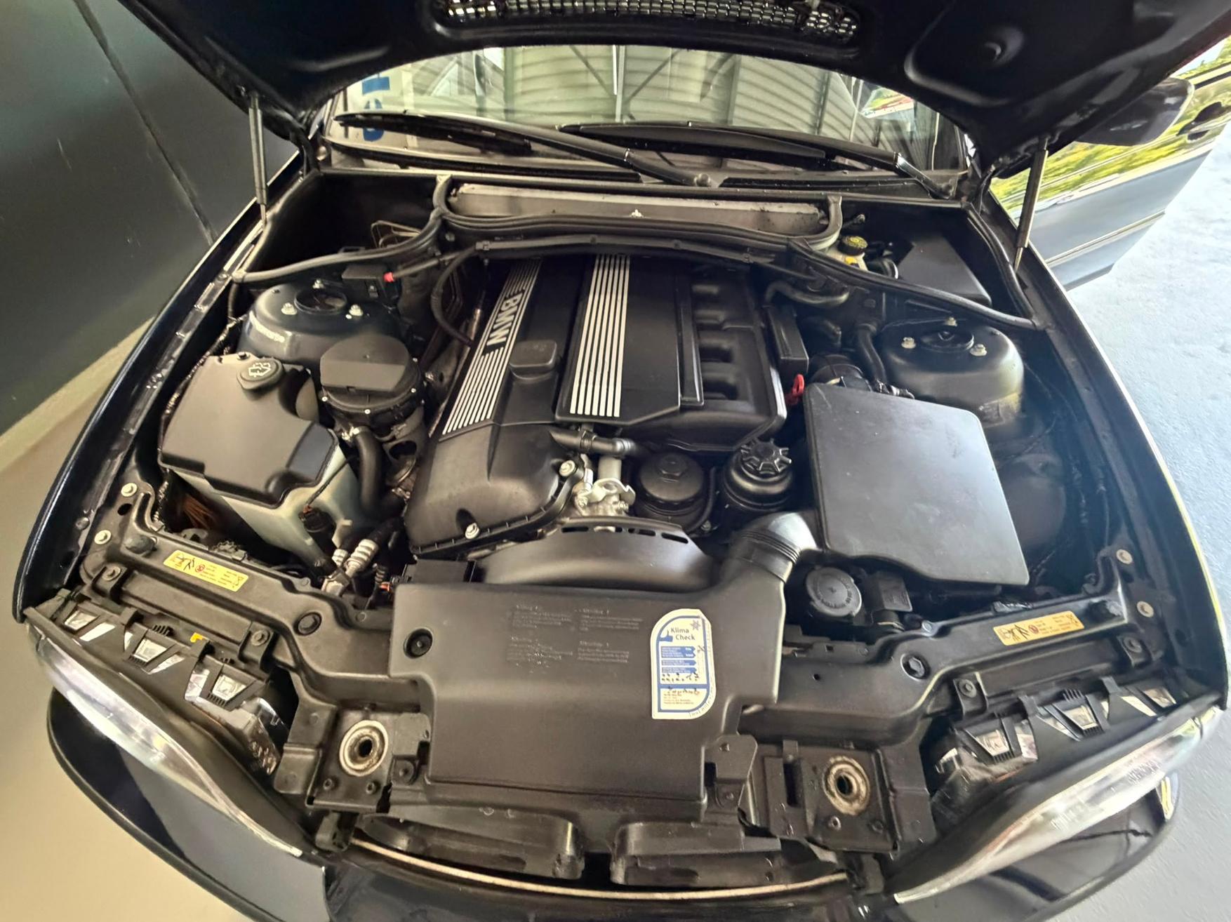 BMW 325xi-image-15