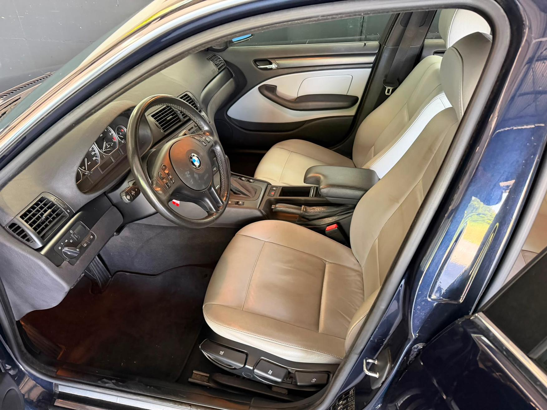 BMW 325xi-image-12