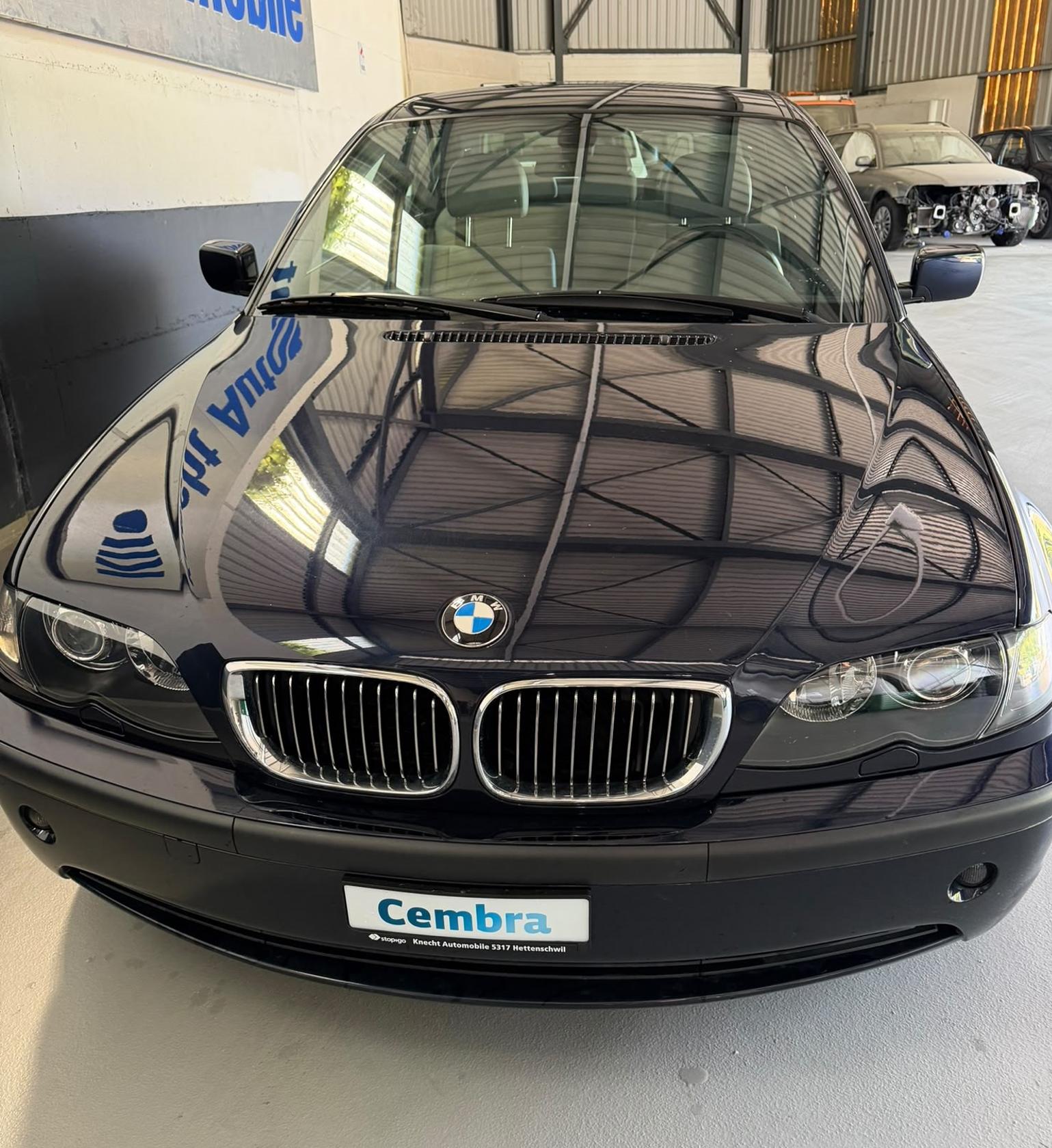 BMW 325xi-showroom-element-1
