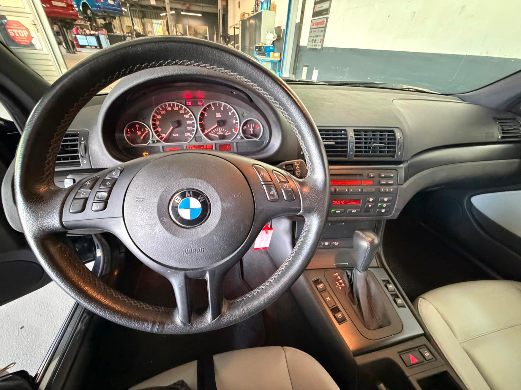 BMW 325xi-image-13