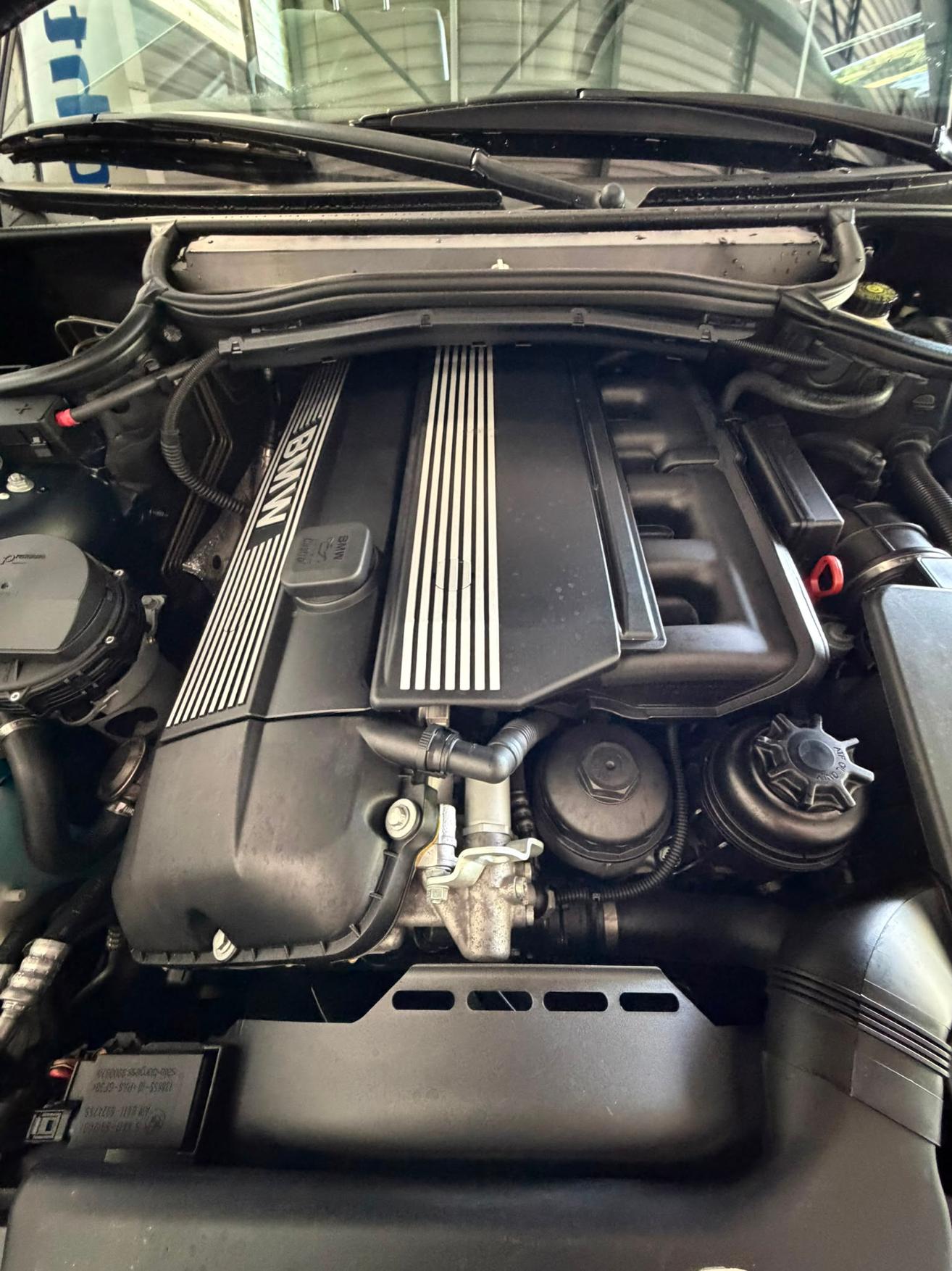 BMW 325xi-image-16