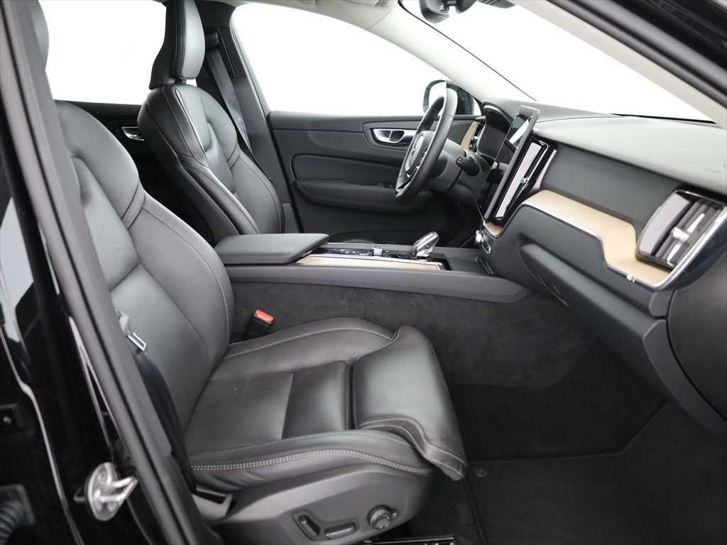 VOLVO XC60 2.0 T6 TE Plus Dark eAWD-showroom-element-2