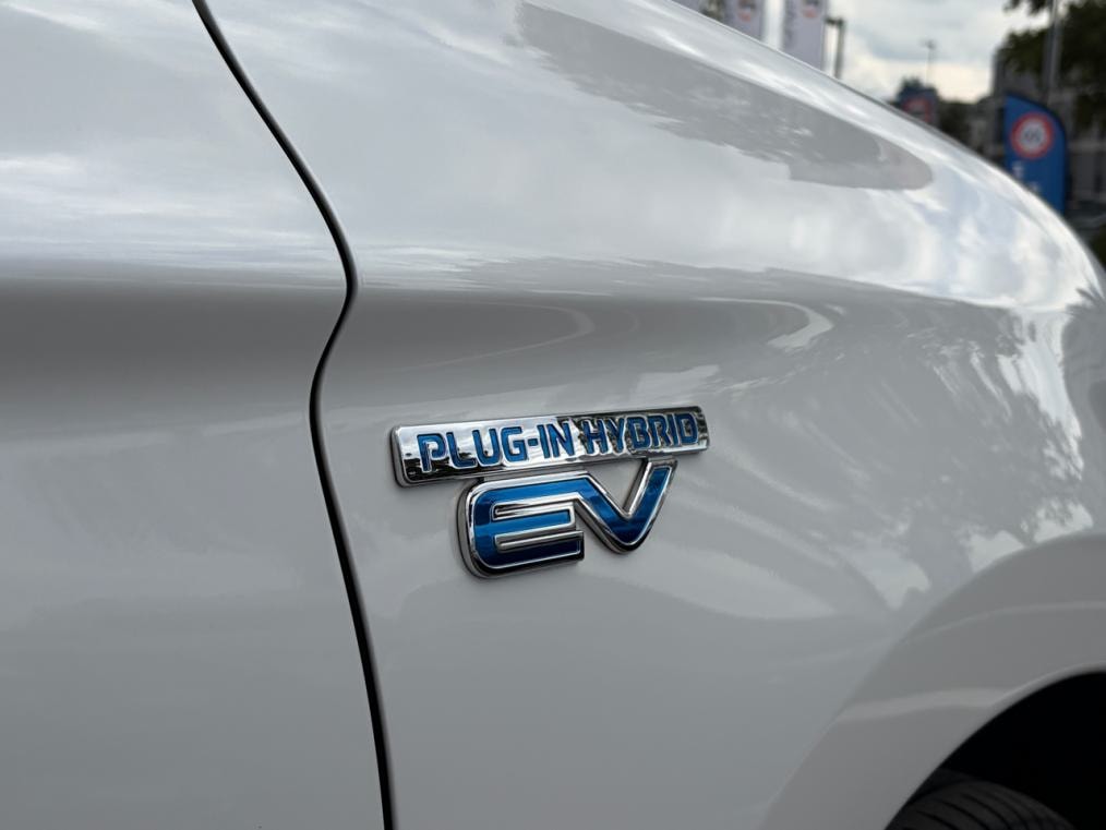 MITSUBISHI Outlander 2.4 PHEV Diamond 4WD Automatic-showroom-element-3
