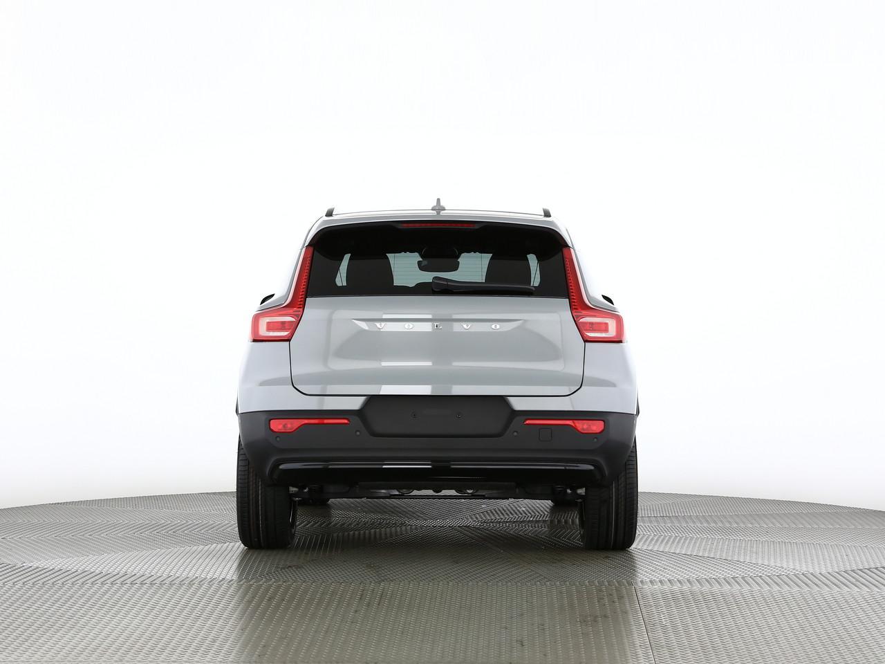 VOLVO XC40 2.0 B3 MH Plus Dark-showroom-element-3