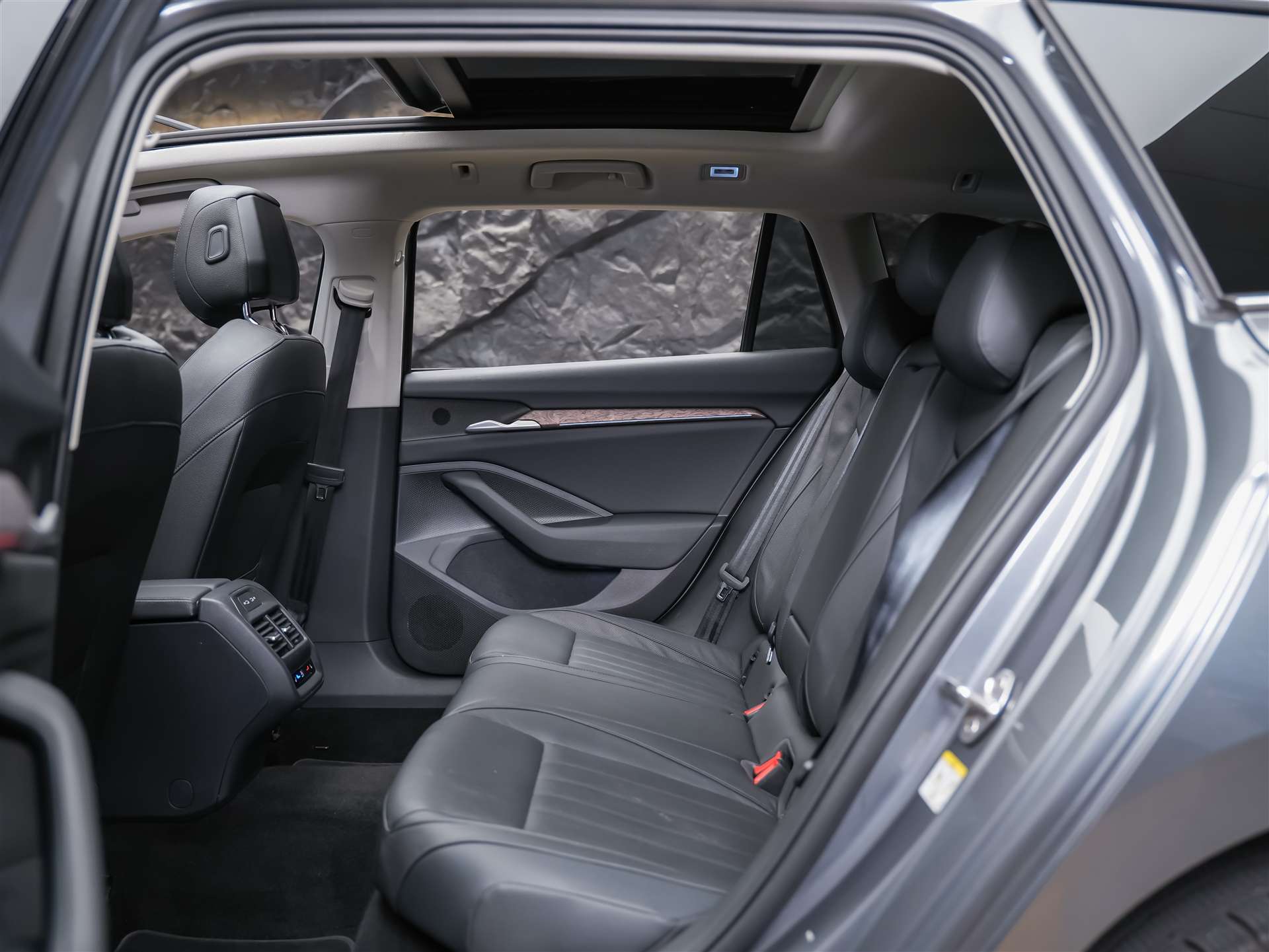 SKODA Superb Combi 2.0 TDi L&K 4x4 DSG *Panorama*Massage*Sitzbelüftung*AHK*-image-14