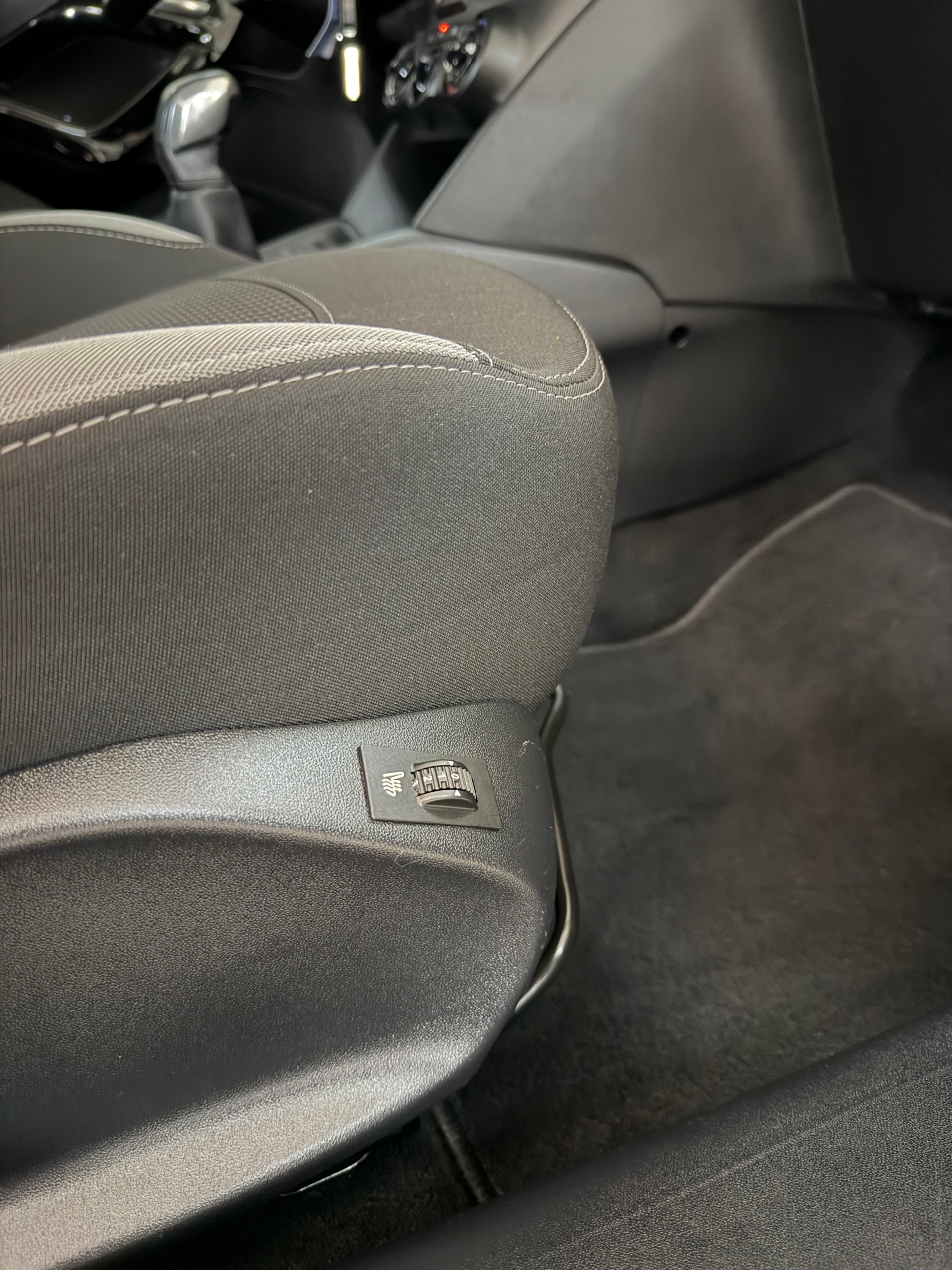 PEUGEOT 208 1.2 VTI Style-image-12