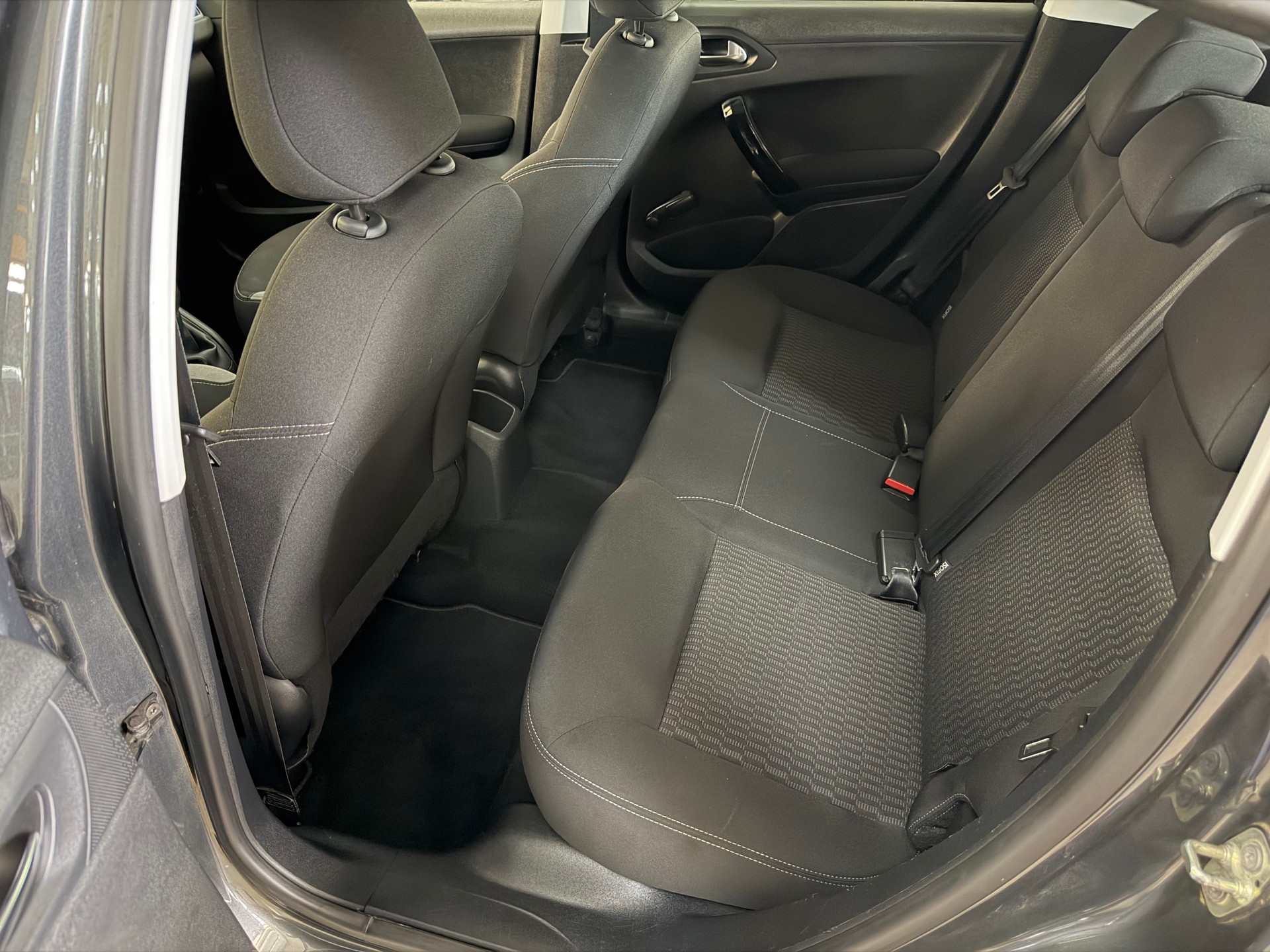 PEUGEOT 208 1.2 VTI Style-image-16