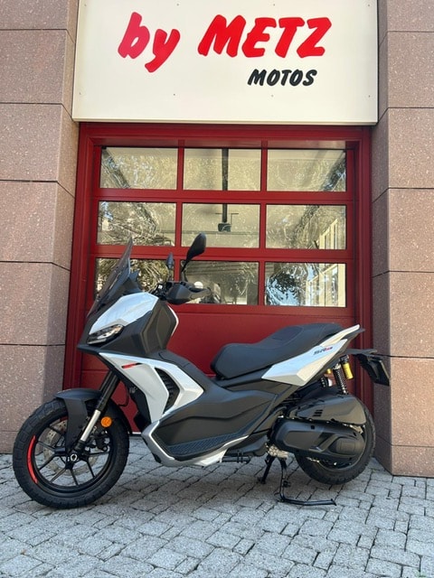 APRILIA SR GT 400-image-1