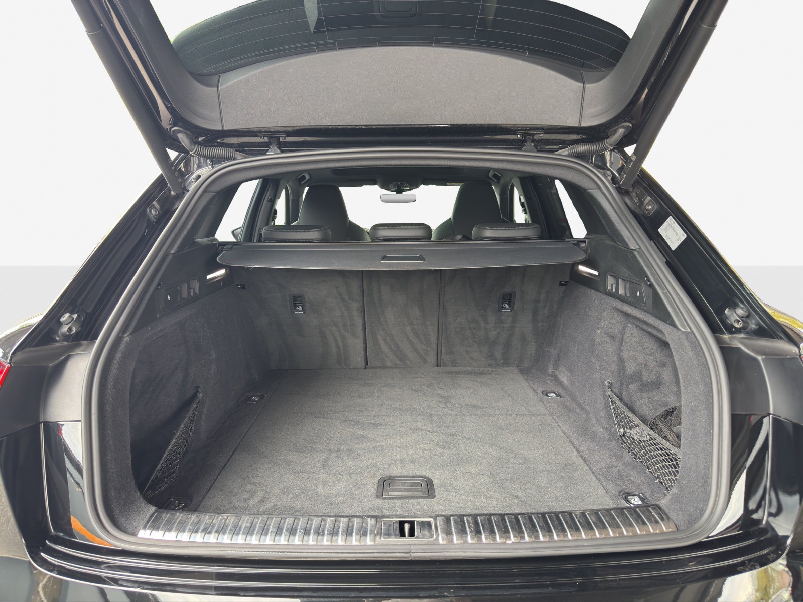 AUDI e-tron S quattro-image-12