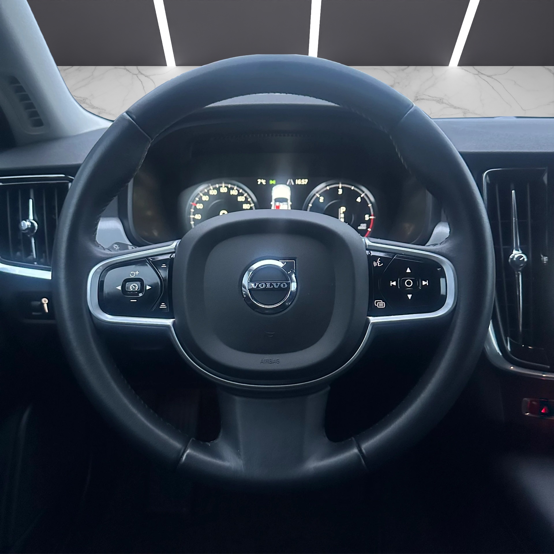 VOLVO V90 D3 Momentum Geartronic-image-19