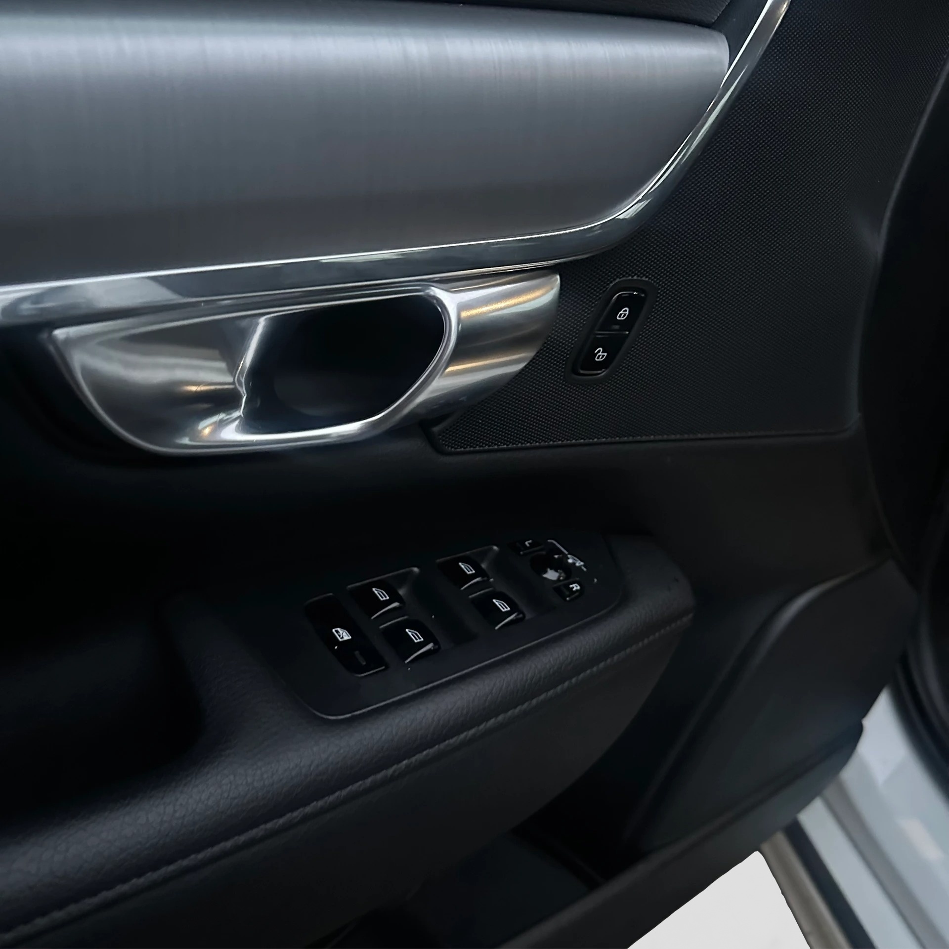 VOLVO V90 D3 Momentum Geartronic-image-11