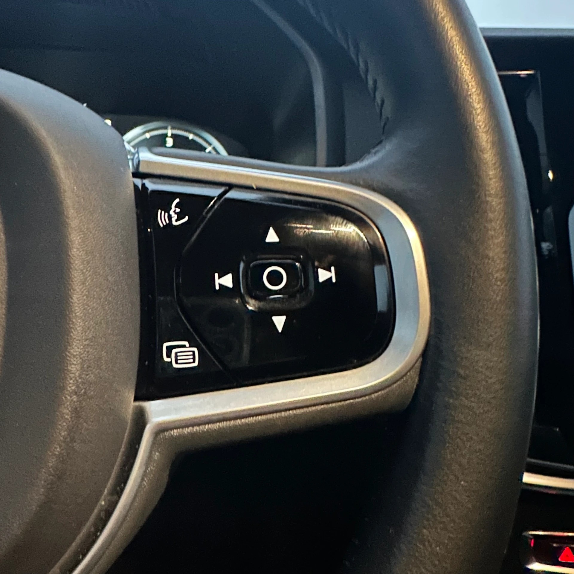 VOLVO V90 D3 Momentum Geartronic-image-21