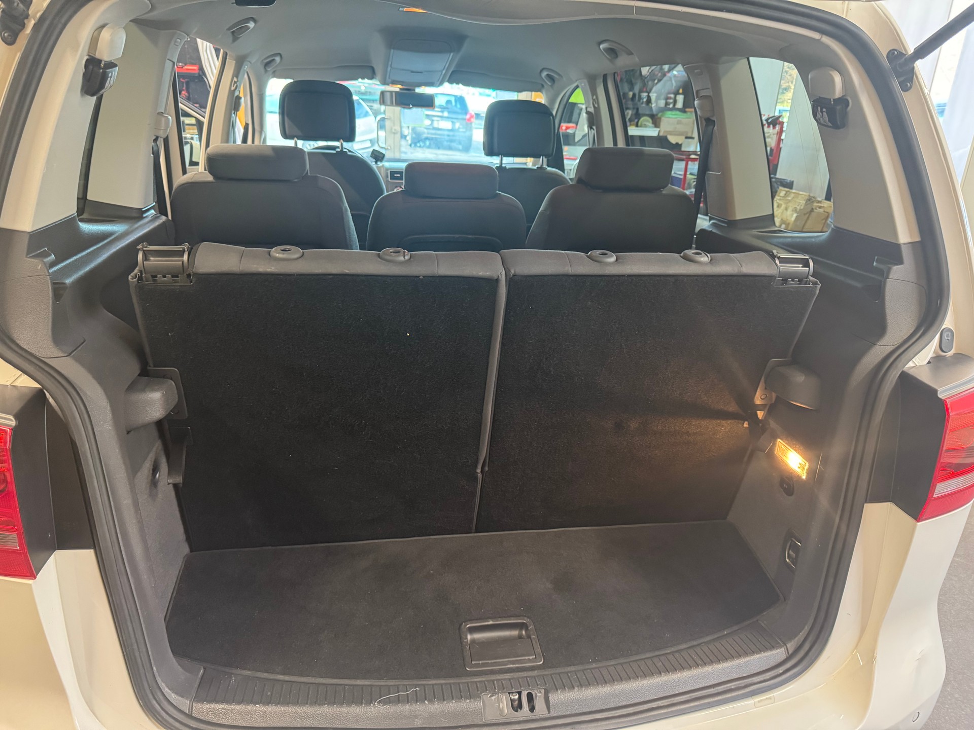VW Touran 1.6 TDI Trendline DSG .7 Sitzplätze-image-4
