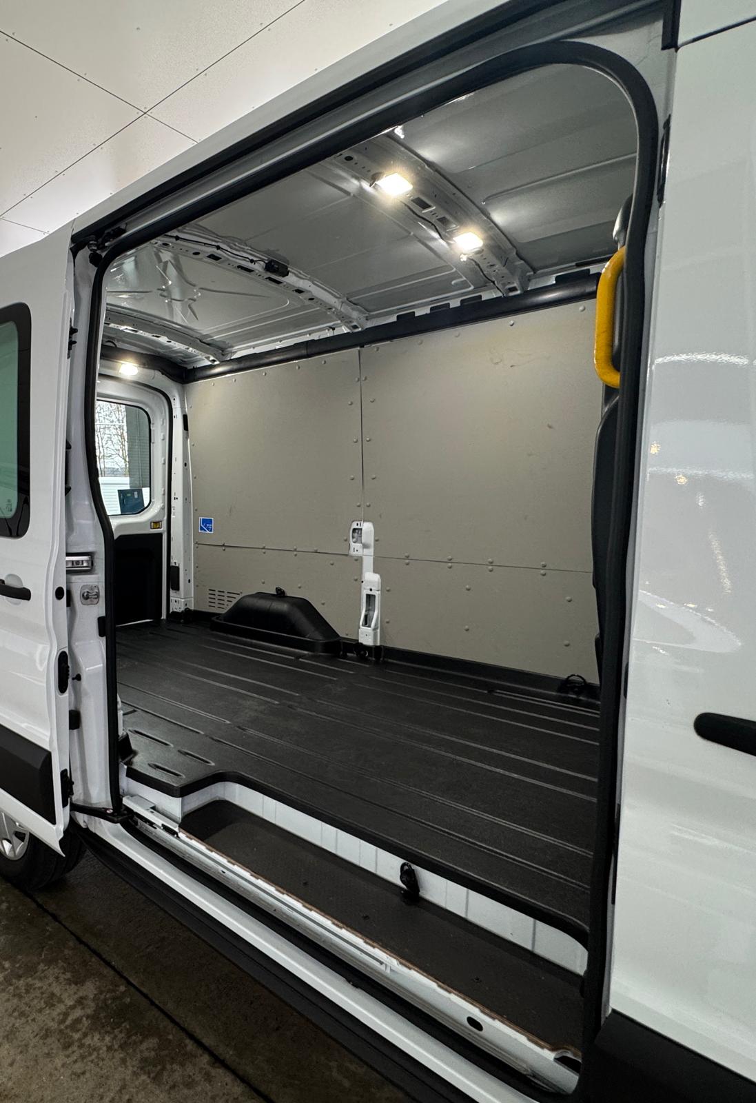 FORD E-Transit Van 350 L2H2 68kWh Trend-image-9