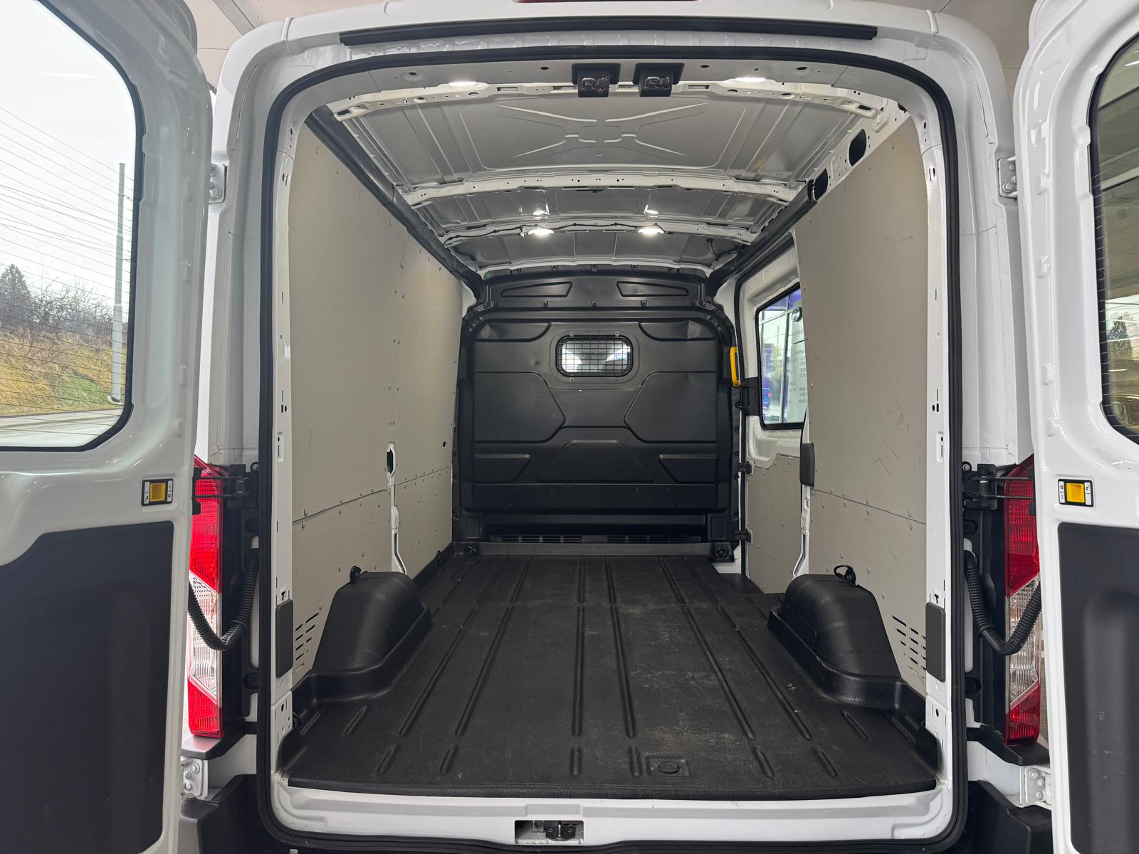 FORD E-Transit Van 350 L2H2 68kWh Trend-image-6