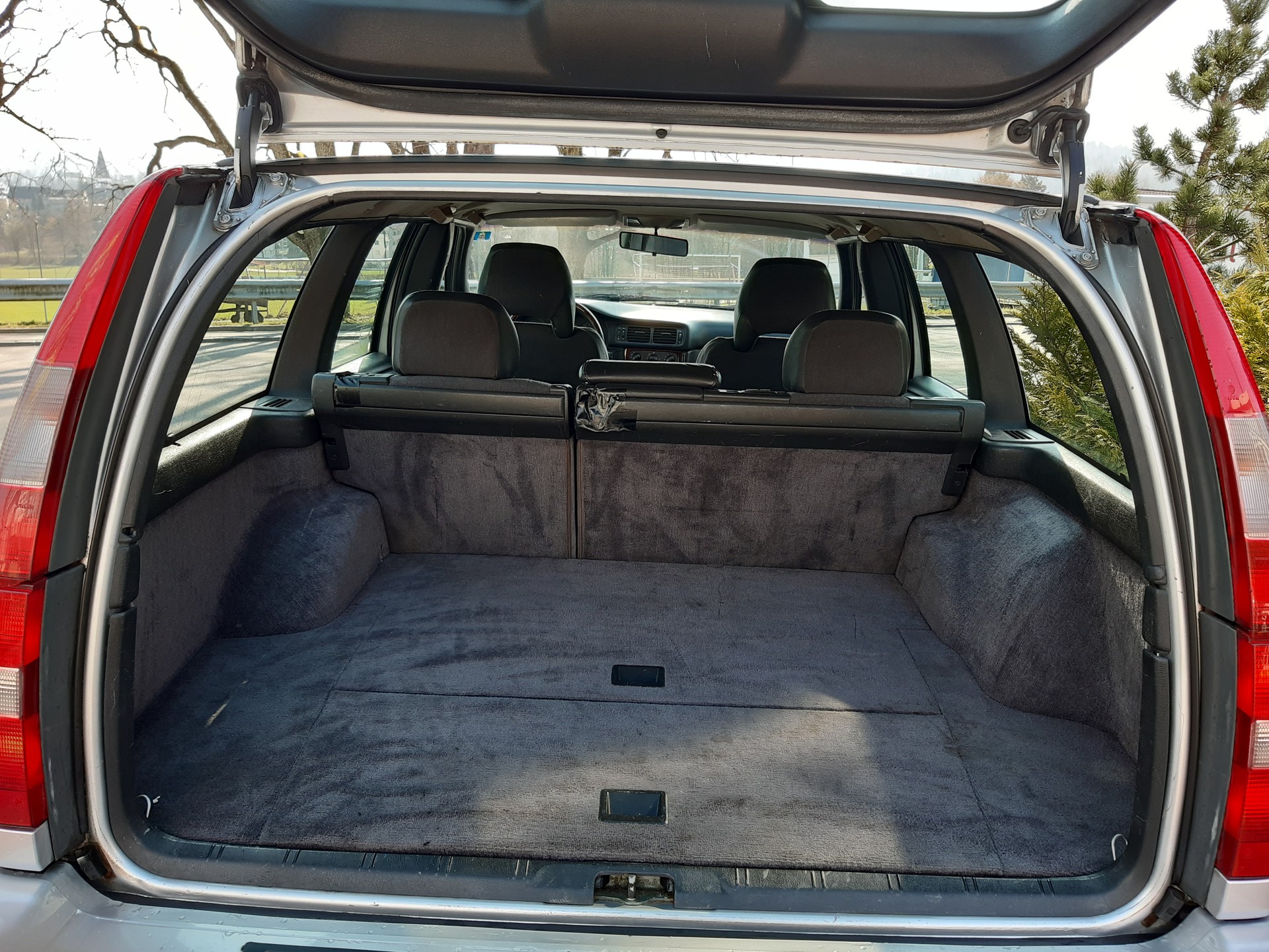 VOLVO V70 2.5-image-6