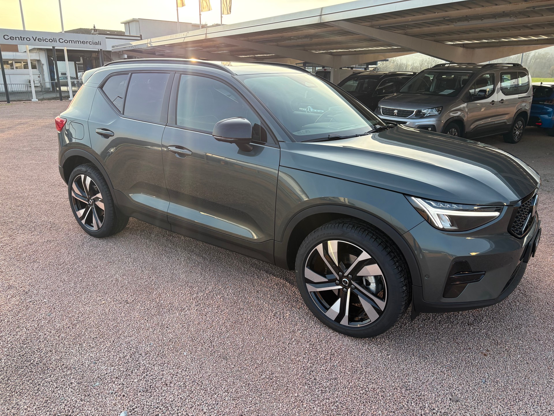 VOLVO XC40 B3 Benzin Mild Hybrid Plus Dark DCT-showroom-element-2