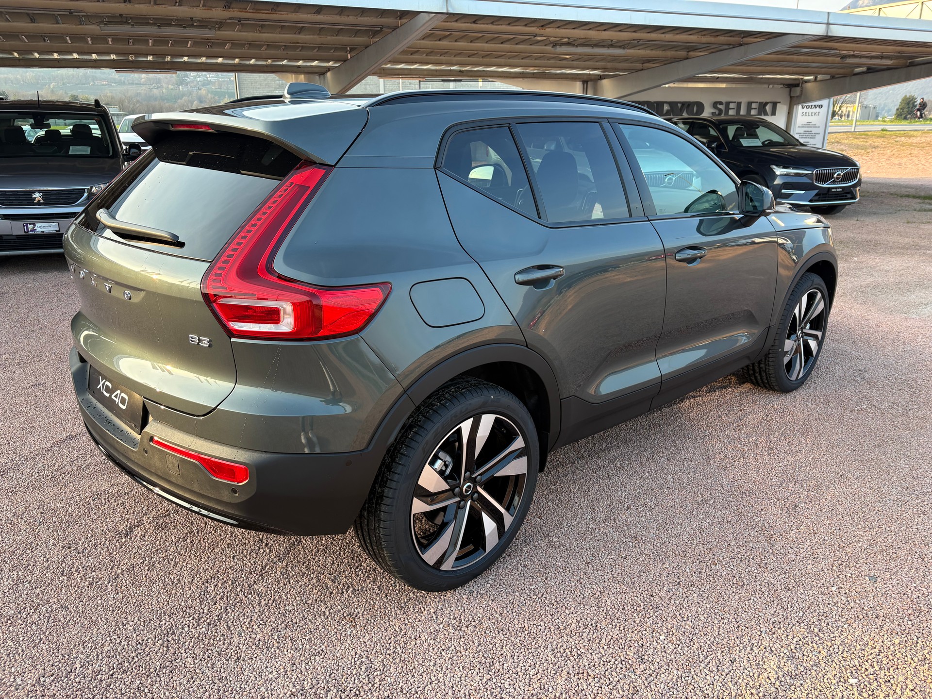 VOLVO XC40 B3 Benzin Mild Hybrid Plus Dark DCT-showroom-element-3