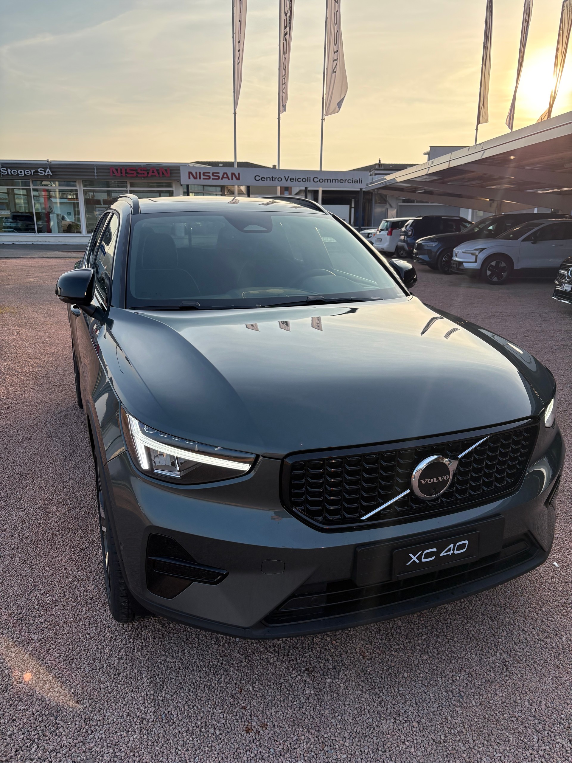VOLVO XC40 B3 Benzin Mild Hybrid Plus Dark DCT-showroom-element-1