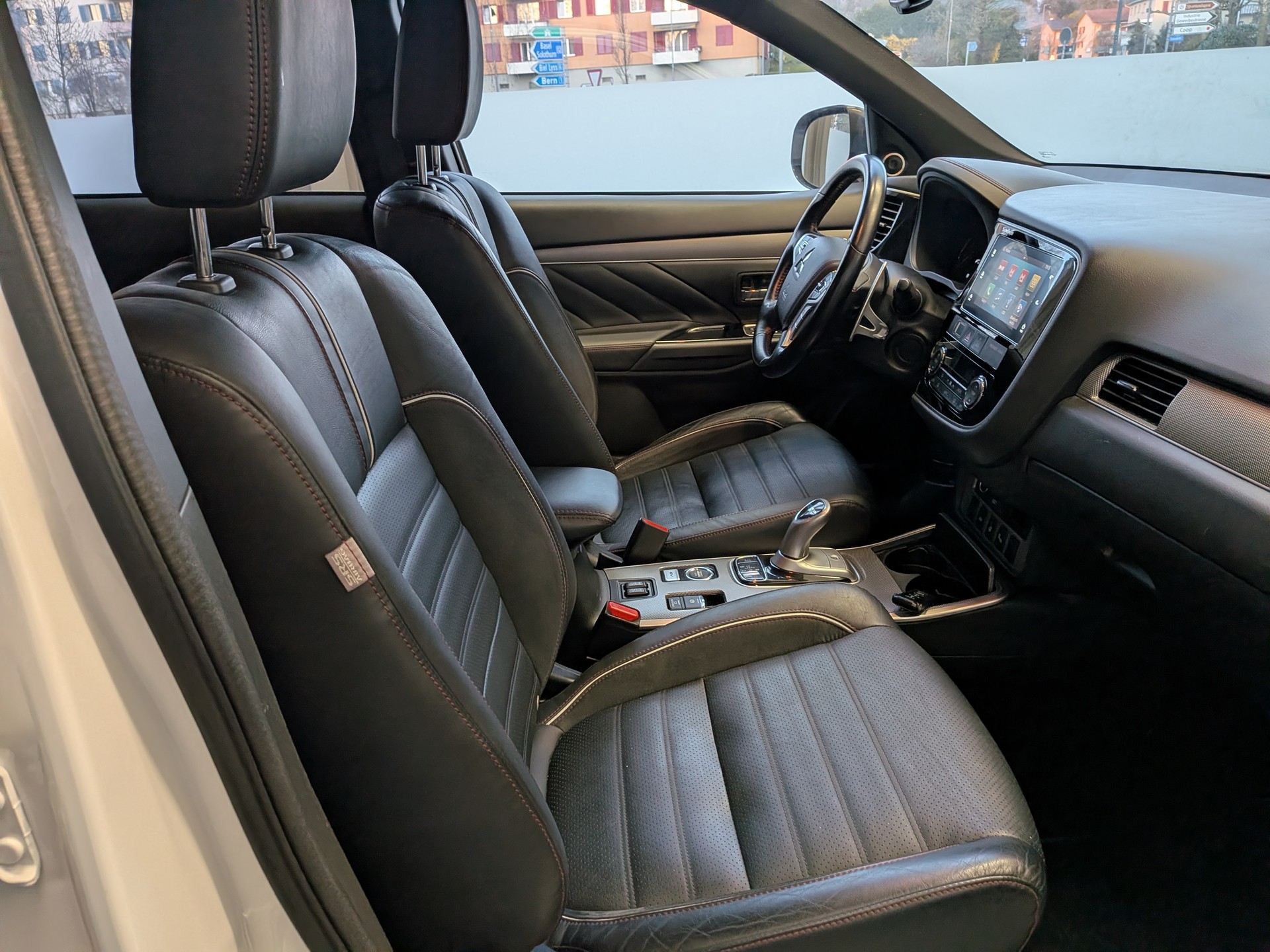 MITSUBISHI Outlander 2.0 PHEV Diamond Annivers. 4WD Automatic-image-12