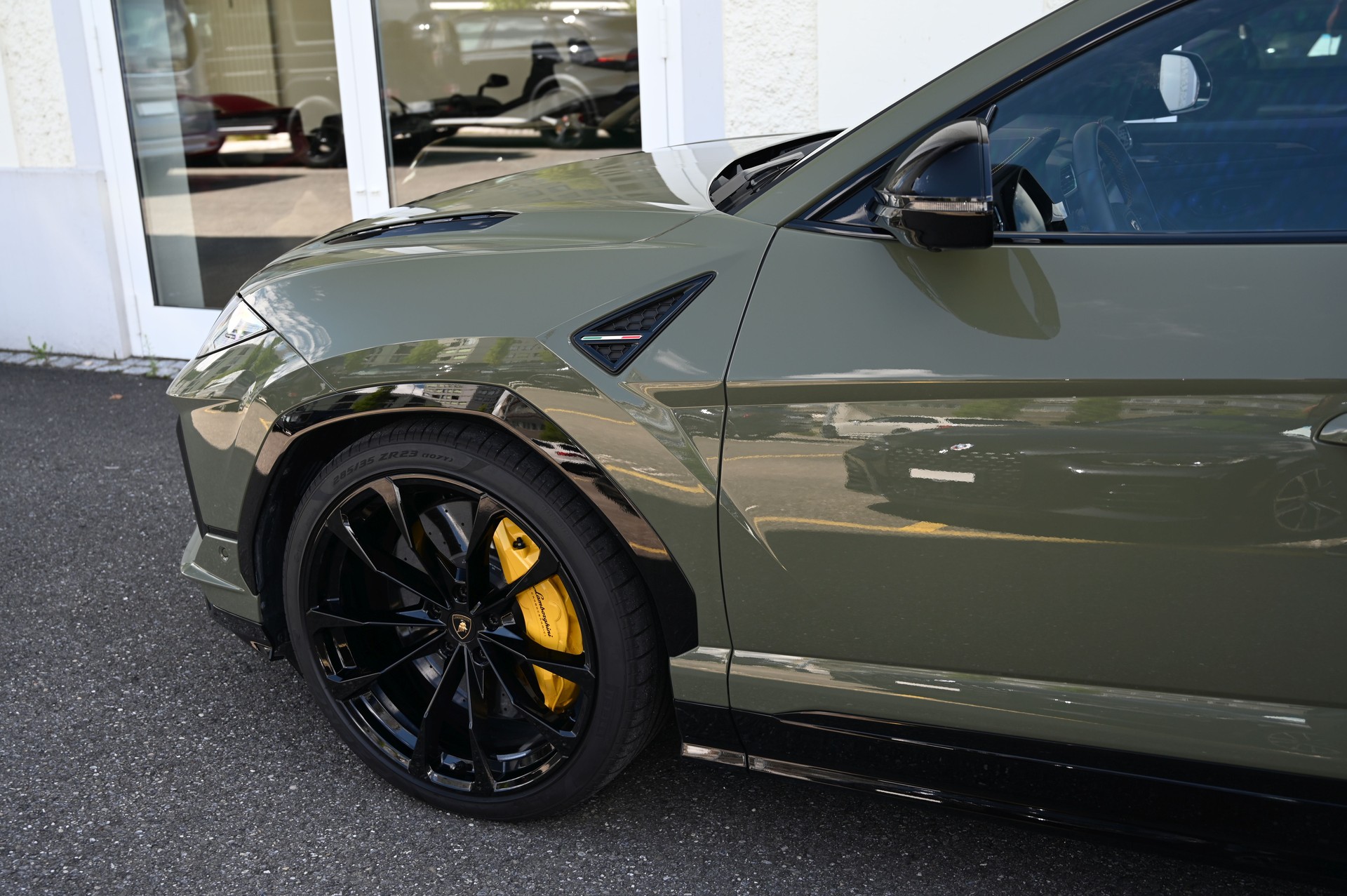 LAMBORGHINI Urus S E-Gear-showroom-element-3