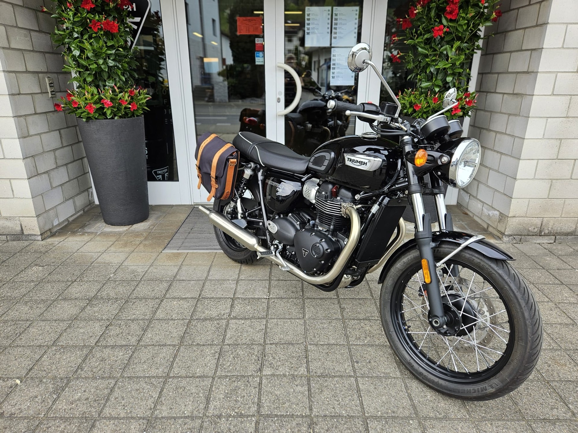TRIUMPH Bonneville 900 T 100-image-2