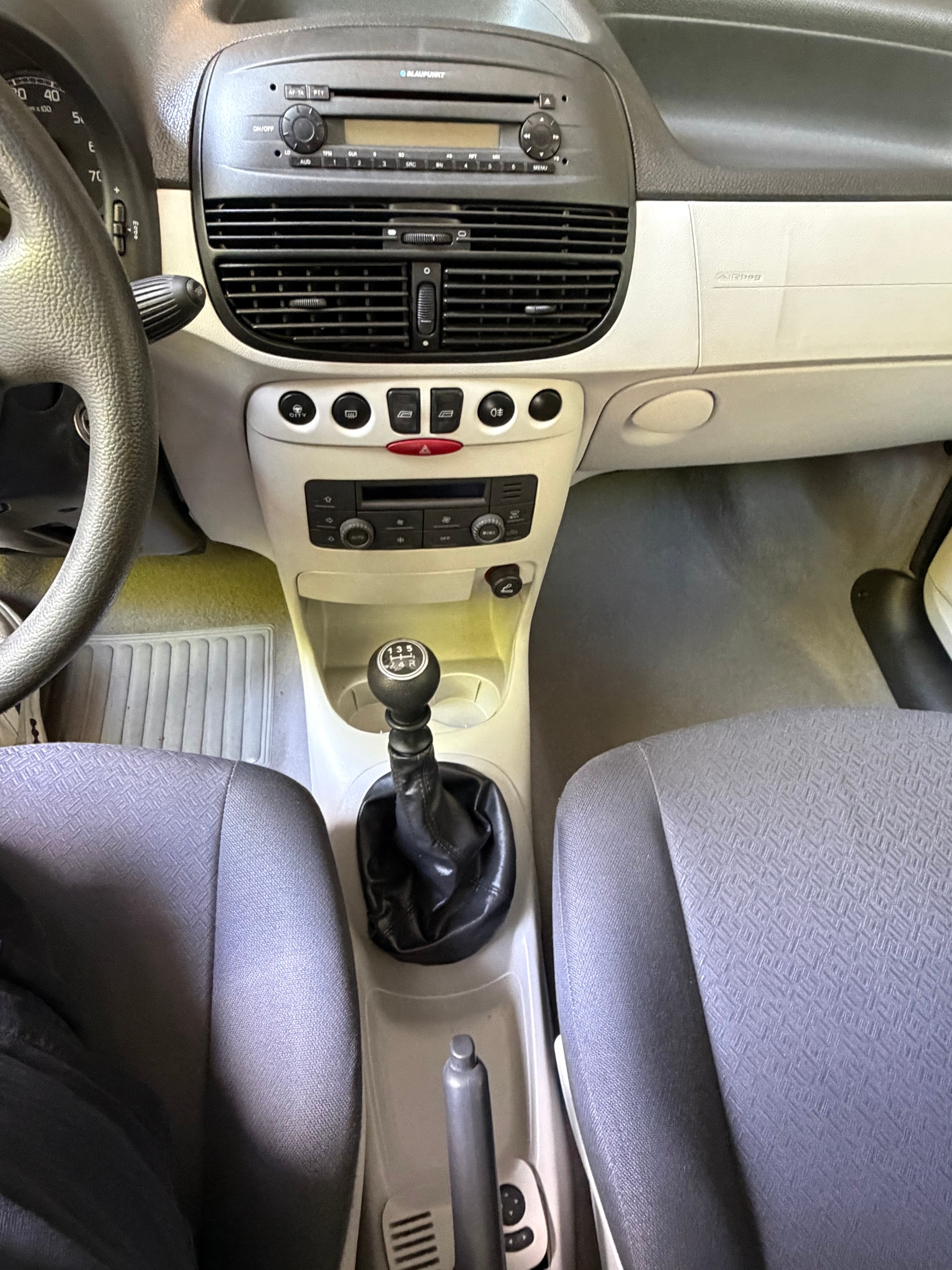 FIAT Punto 1.4 16V Dynamic-image-9