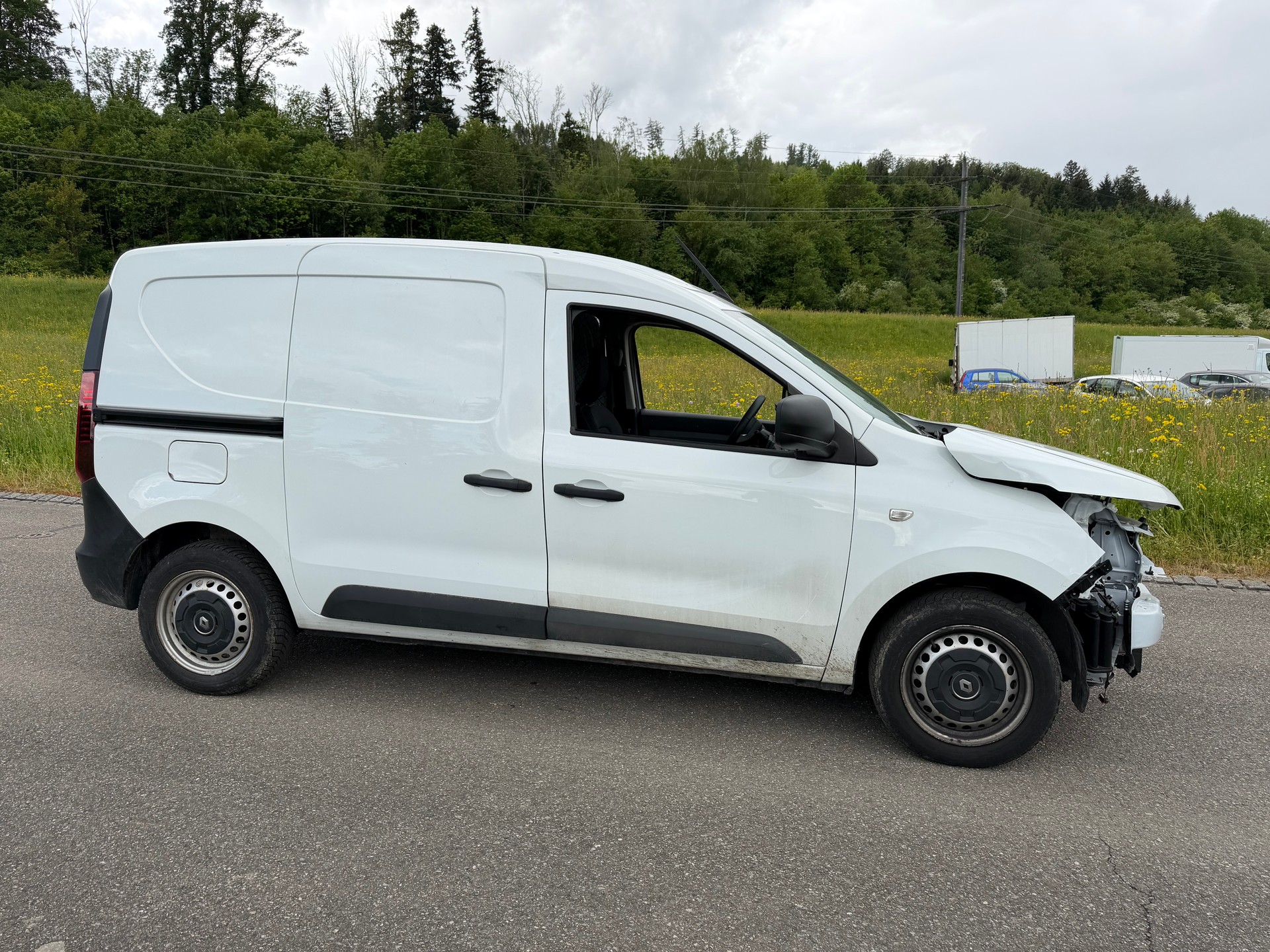 RENAULT UNFALL WAGEN. FAHRBAR AUF PLATZ. EXPRESS 1.3TCe 100 PF KASTEN WAGEN. NAVI KM 52`000. PREIS 3990.-.