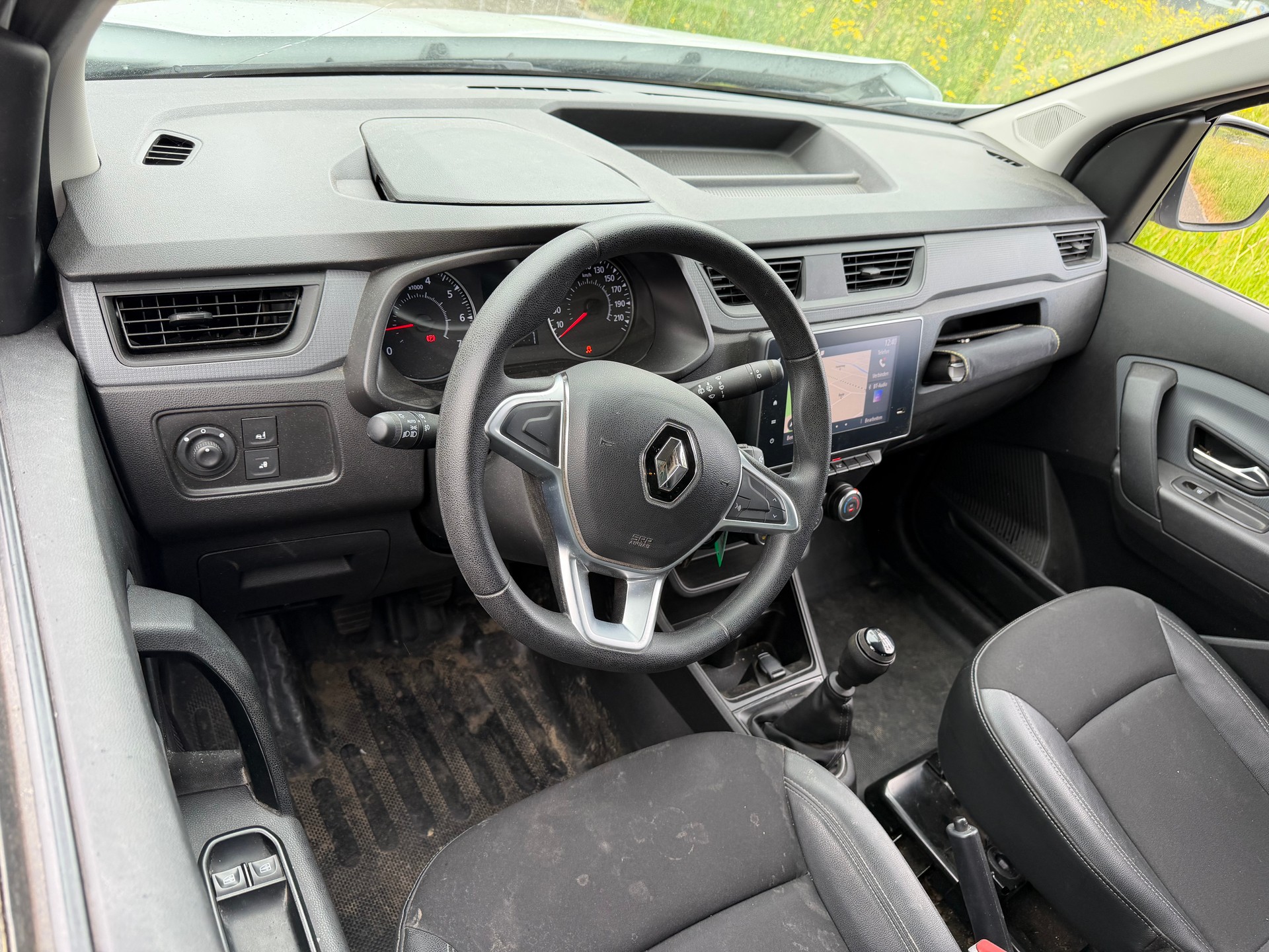 RENAULT UNFALL WAGEN. FAHRBAR AUF PLATZ. EXPRESS 1.3TCe 100 PF KASTEN WAGEN. NAVI KM 52`000. PREIS 3990.-.-showroom-element-2