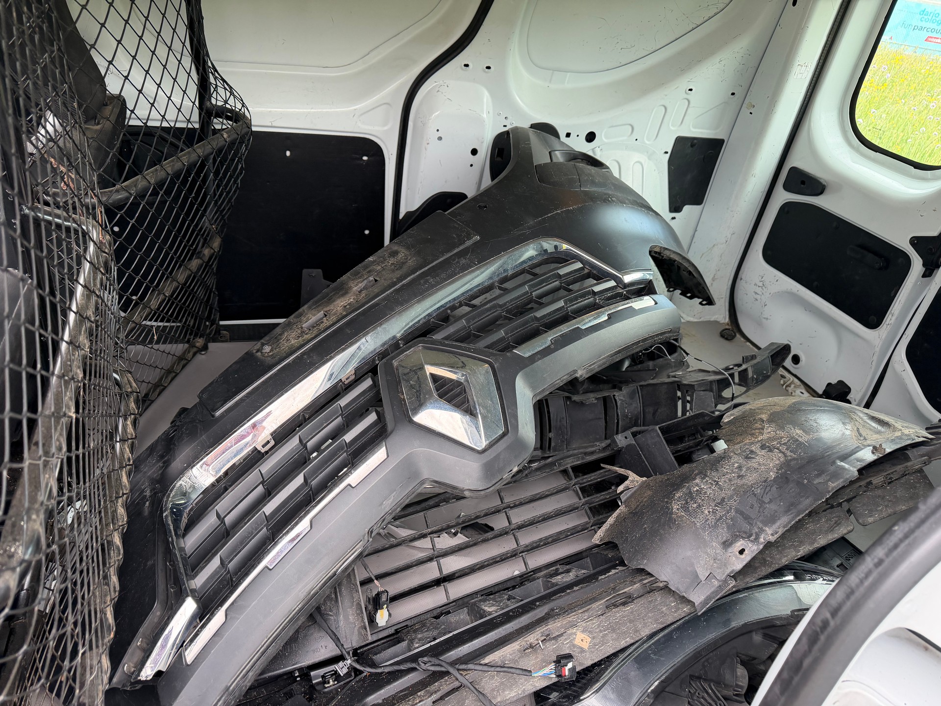 RENAULT UNFALL WAGEN. FAHRBAR AUF PLATZ. EXPRESS 1.3TCe 100 PF KASTEN WAGEN. NAVI KM 52`000. PREIS 3990.-.-image-25
