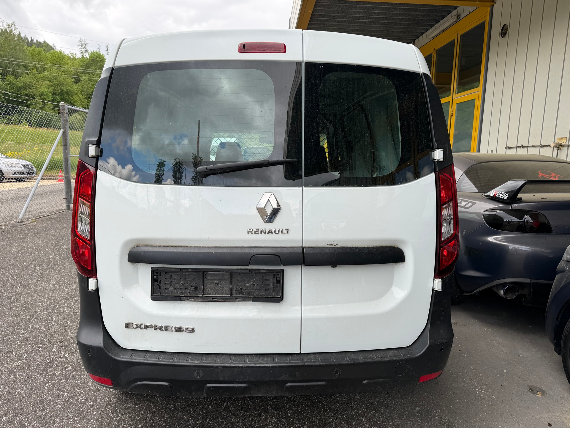 RENAULT UNFALL WAGEN. FAHRBAR AUF PLATZ. EXPRESS 1.3TCe 100 PF KASTEN WAGEN. NAVI KM 52`000. PREIS 3990.-.-image-14