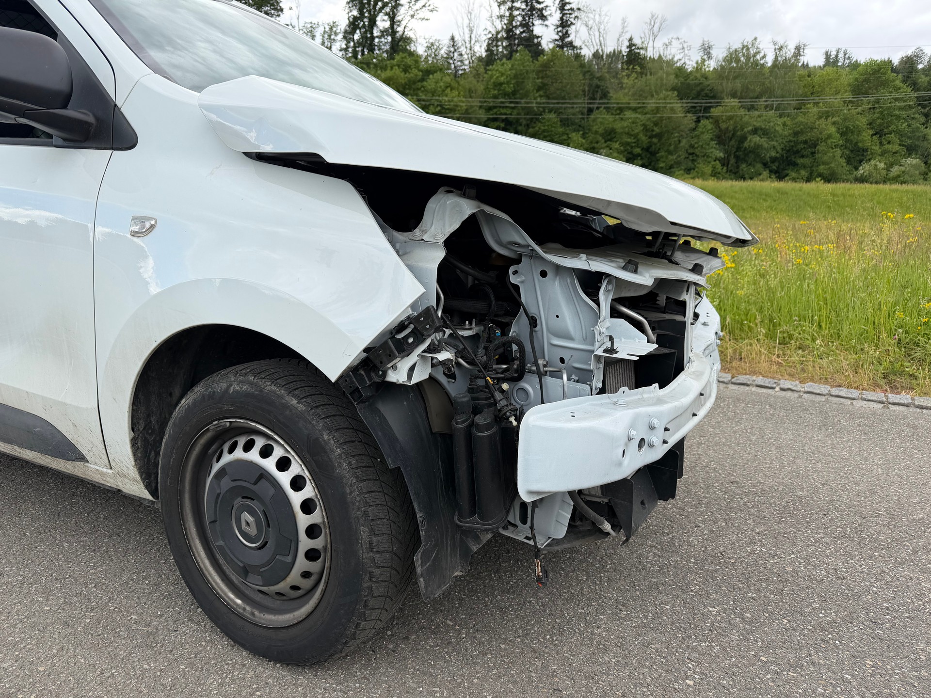 RENAULT UNFALL WAGEN. FAHRBAR AUF PLATZ. EXPRESS 1.3TCe 100 PF KASTEN WAGEN. NAVI KM 52`000. PREIS 3990.-.-image-26