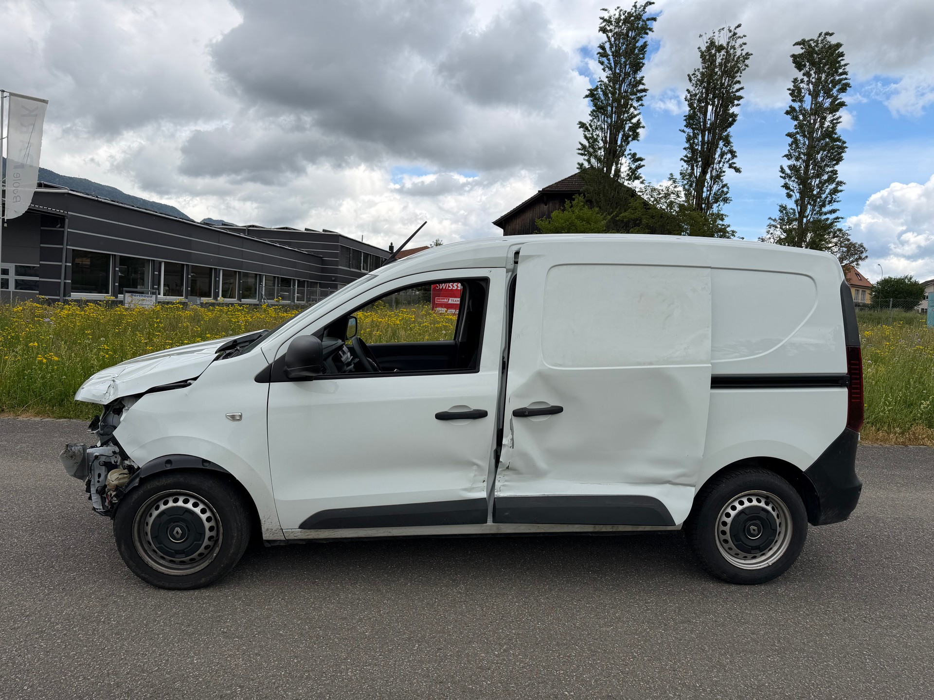RENAULT UNFALL WAGEN. FAHRBAR AUF PLATZ. EXPRESS 1.3TCe 100 PF KASTEN WAGEN. NAVI KM 52`000. PREIS 3990.-.-image-11