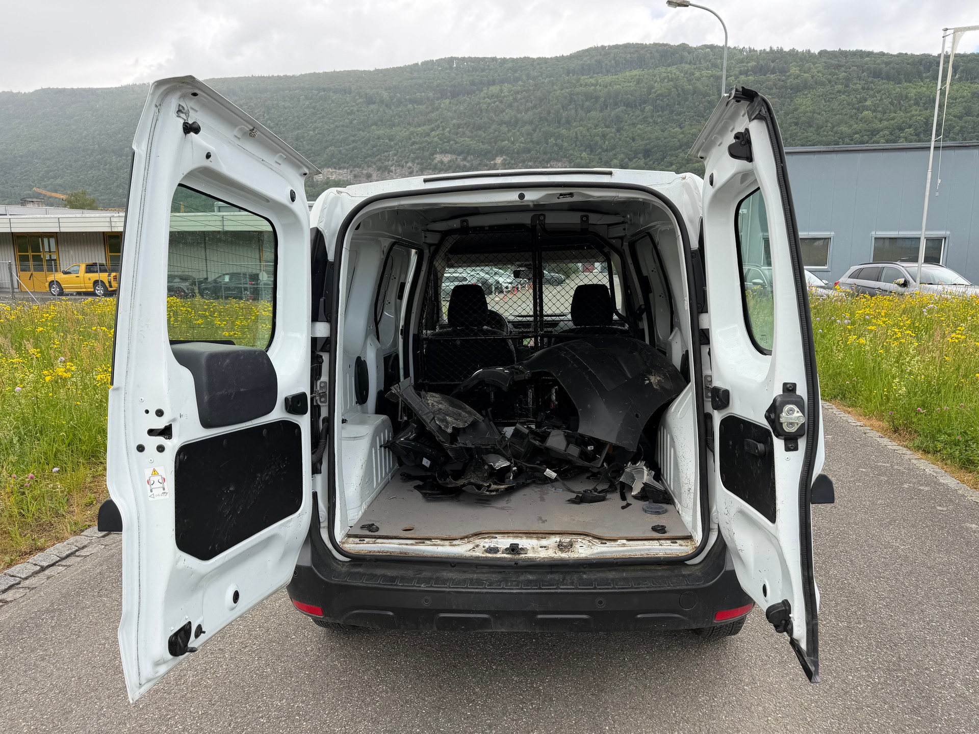 RENAULT UNFALL WAGEN. FAHRBAR AUF PLATZ. EXPRESS 1.3TCe 100 PF KASTEN WAGEN. NAVI KM 52`000. PREIS 3990.-.-image-15